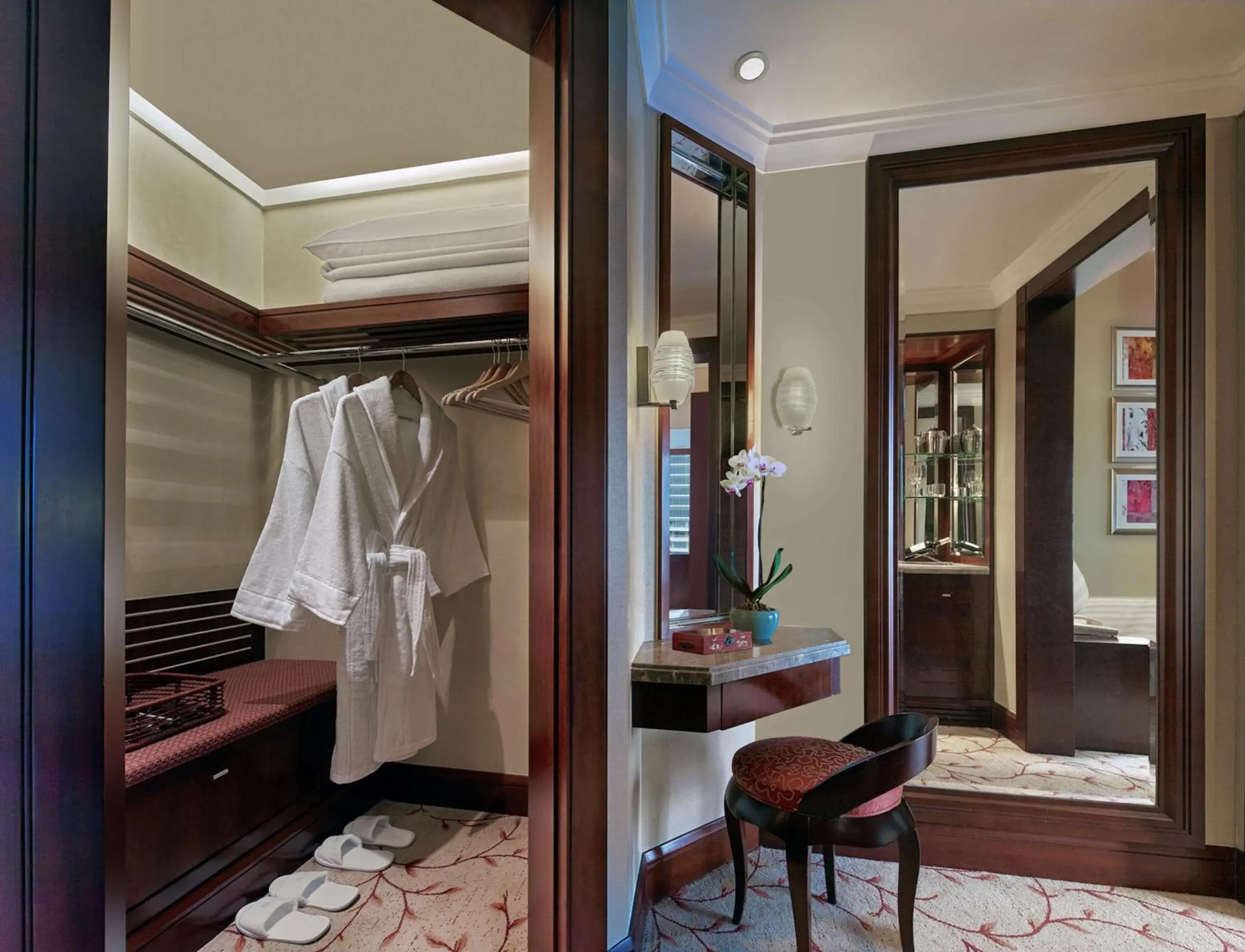 Deluxe King Room in Futian Shangri-La, Shenzhen,Near to Shenzhen Convention&Exhibition Centre, Futian Railway Station Deluxe King Room in Futian Shangri-La, Shenzhen,Near to Shenzhen Convention&Exhibition Centre, Futian Railway Station