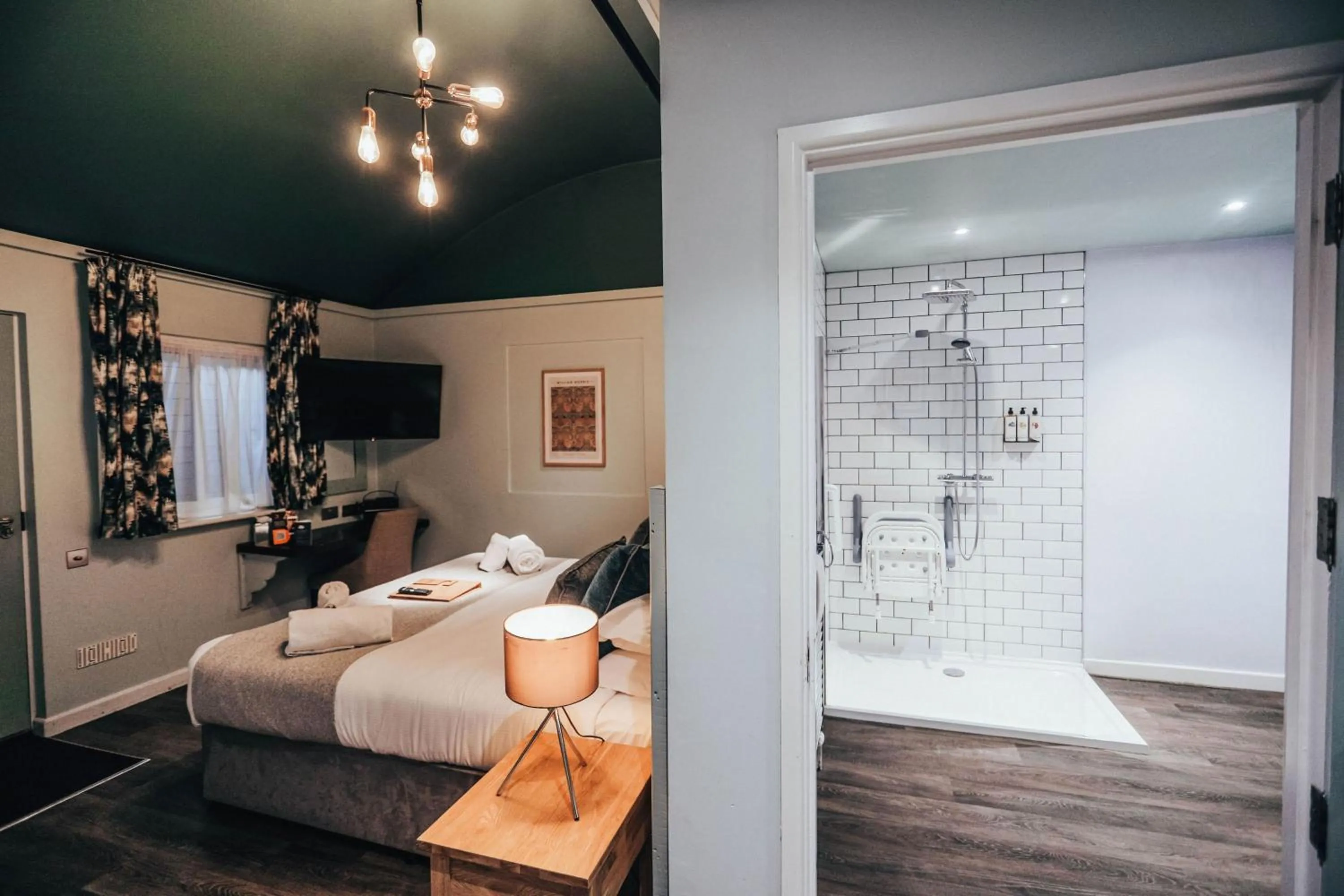 Bathroom, Bed in The Running Horse