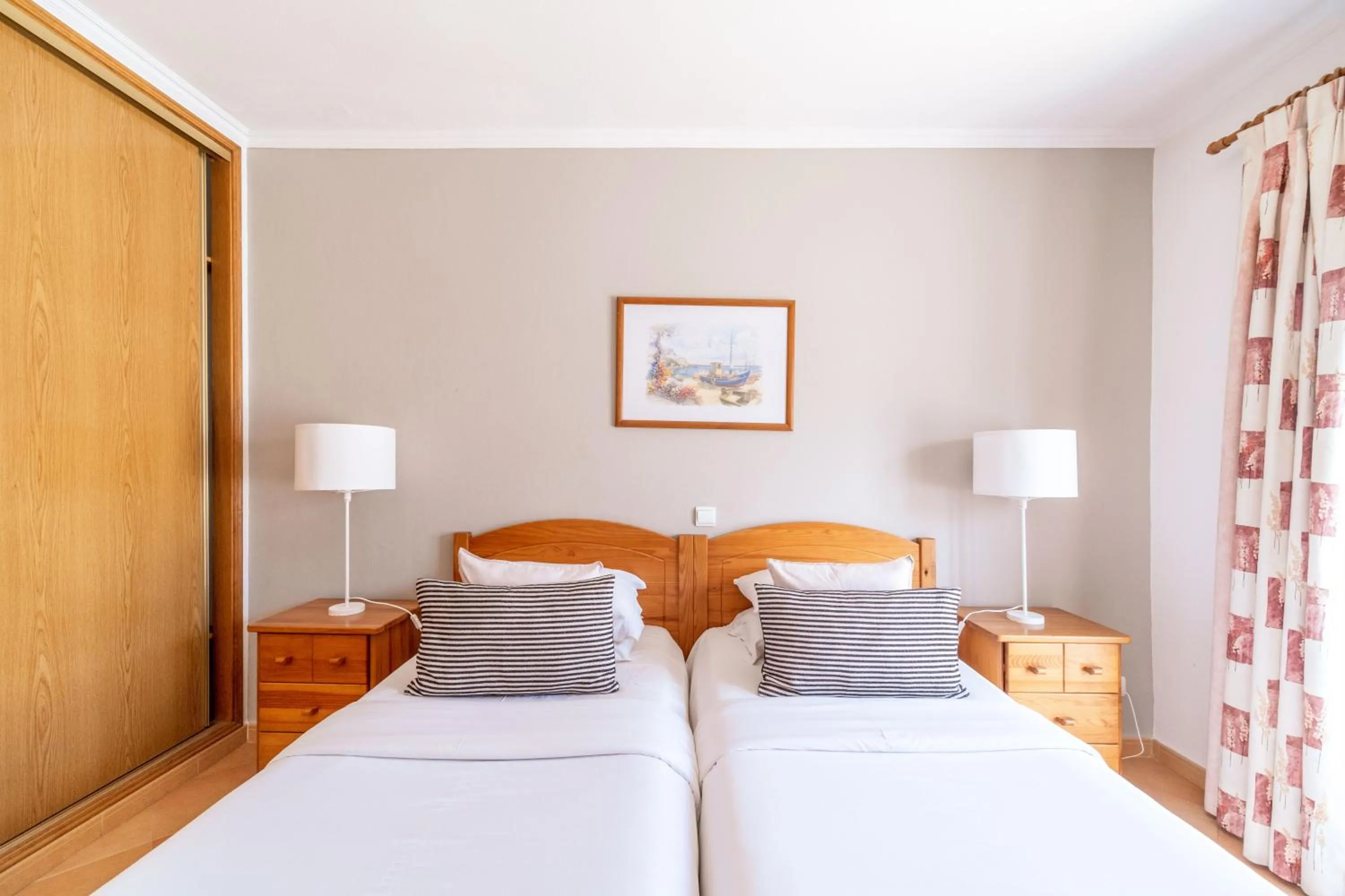 Bedroom, Bed in Oasis Beach Apartments