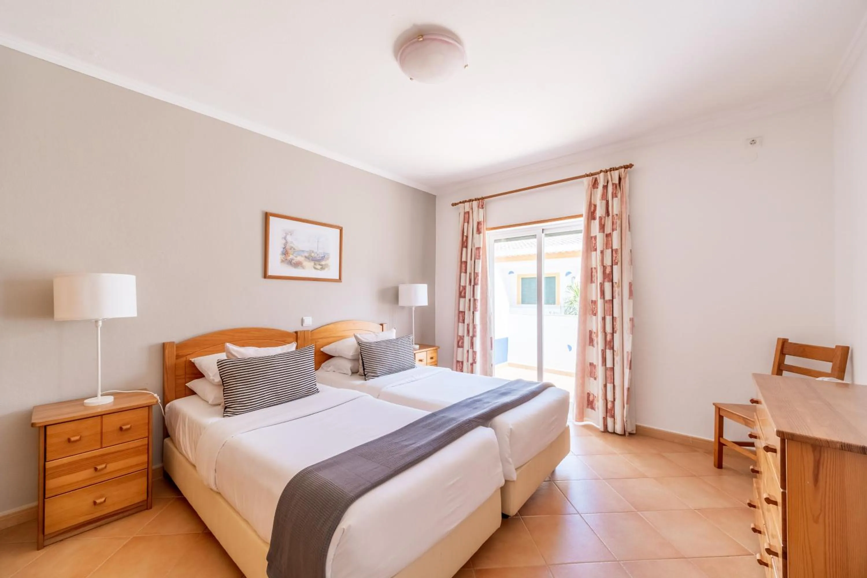 Bedroom, Bed in Oasis Beach Apartments