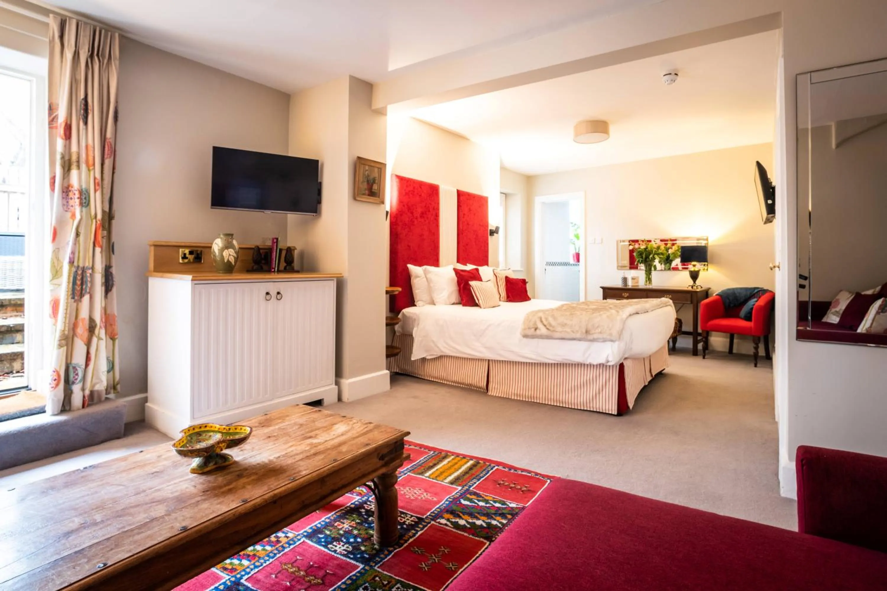 Bedroom, Bed in Luttrell Arms