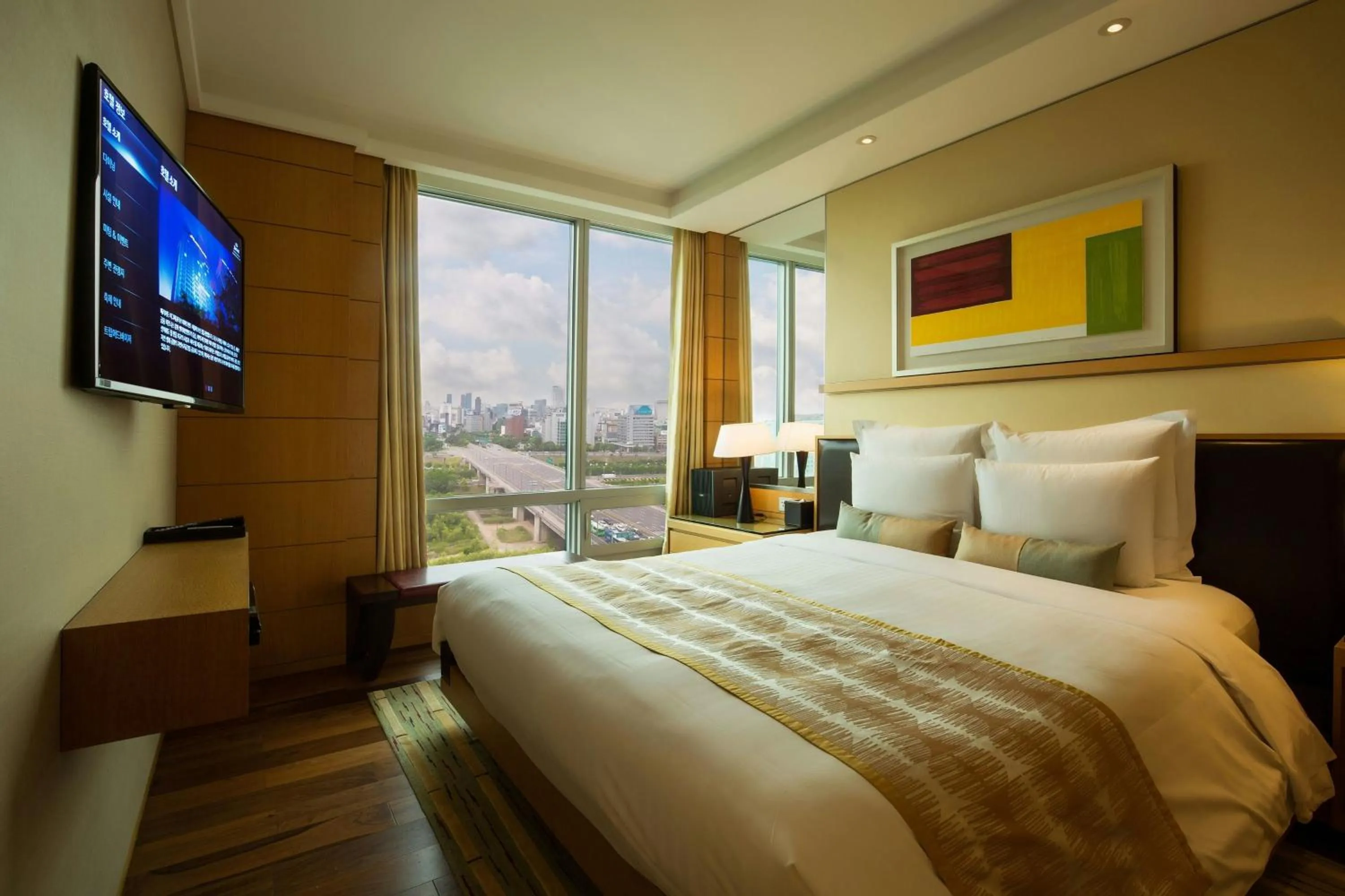 Bedroom, Bed in Marriott Executive Apartment Seoul