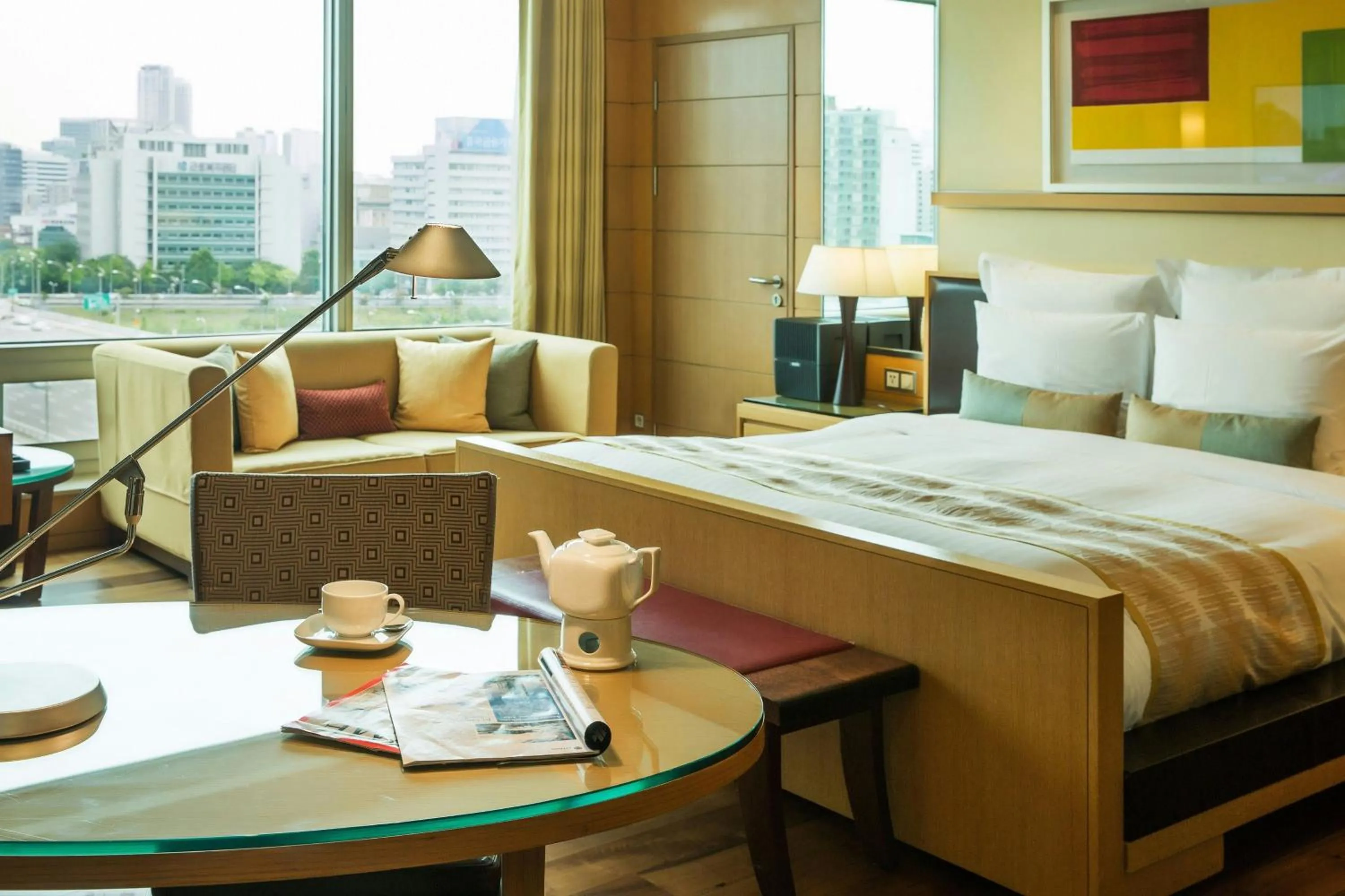 Photo of the whole room, Bed in Marriott Executive Apartment Seoul