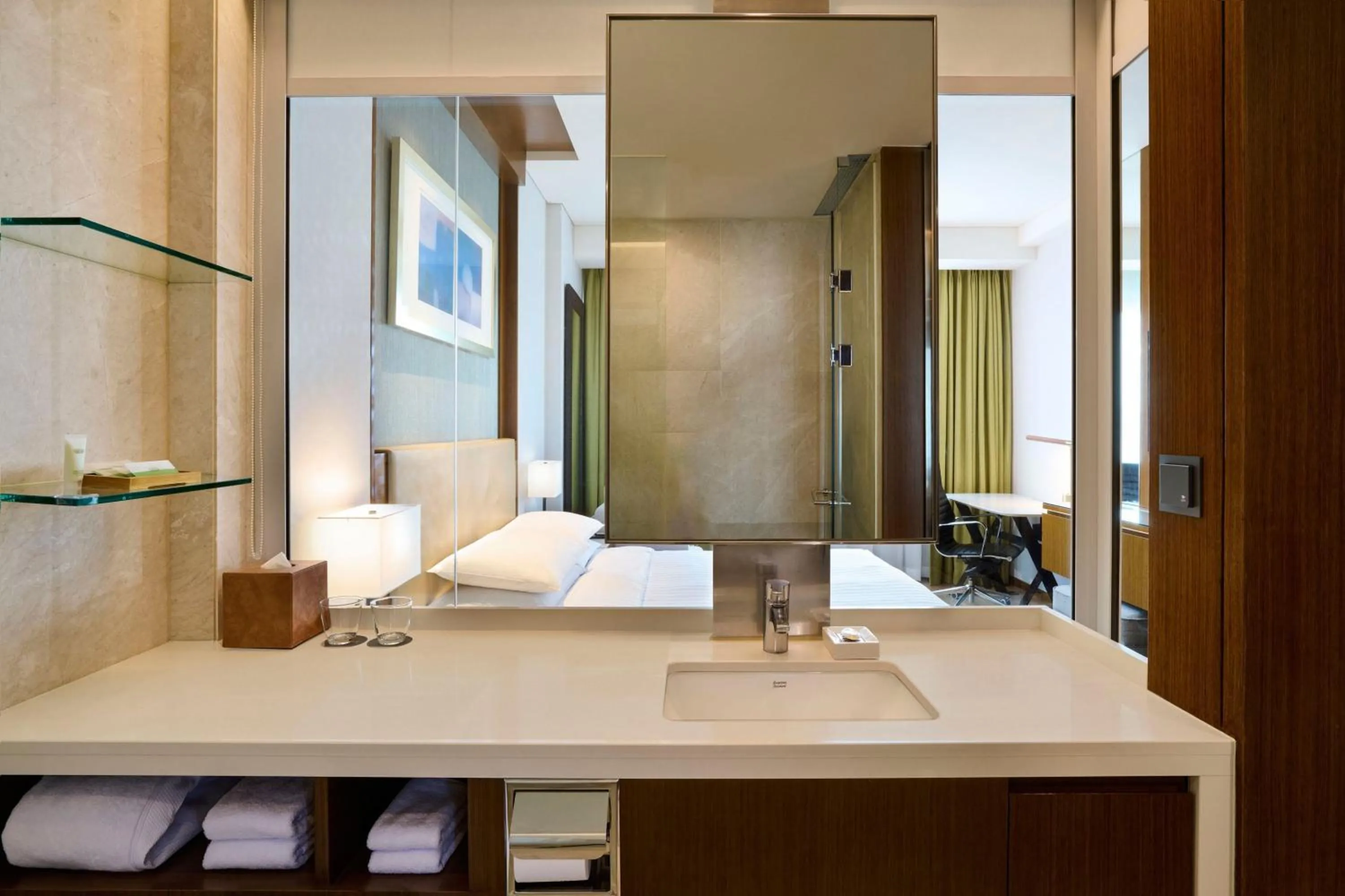 Bathroom, Bed in Courtyard By Marriott Seoul Times Square