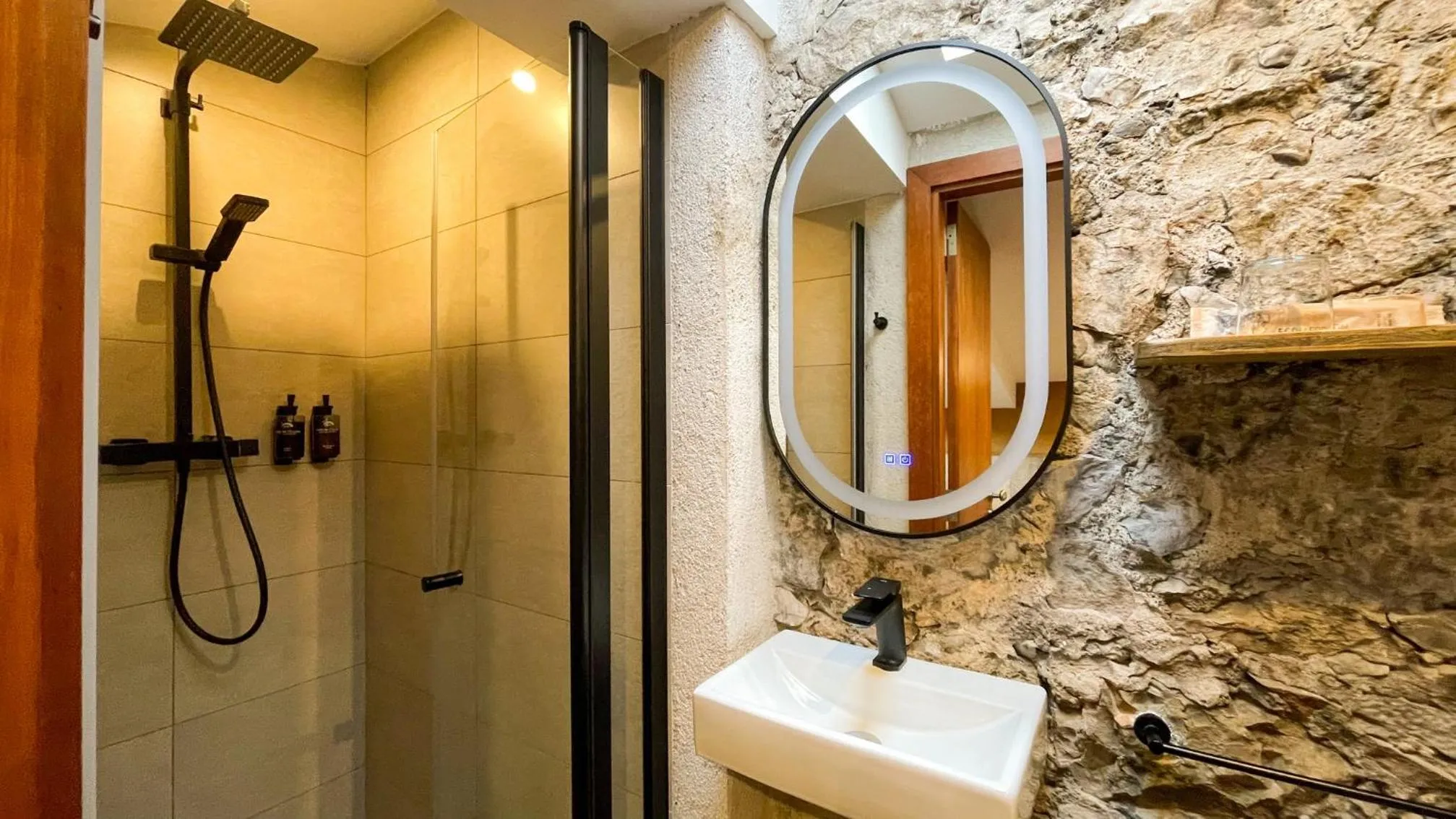 Shower in Hotel Molí de l'Escala