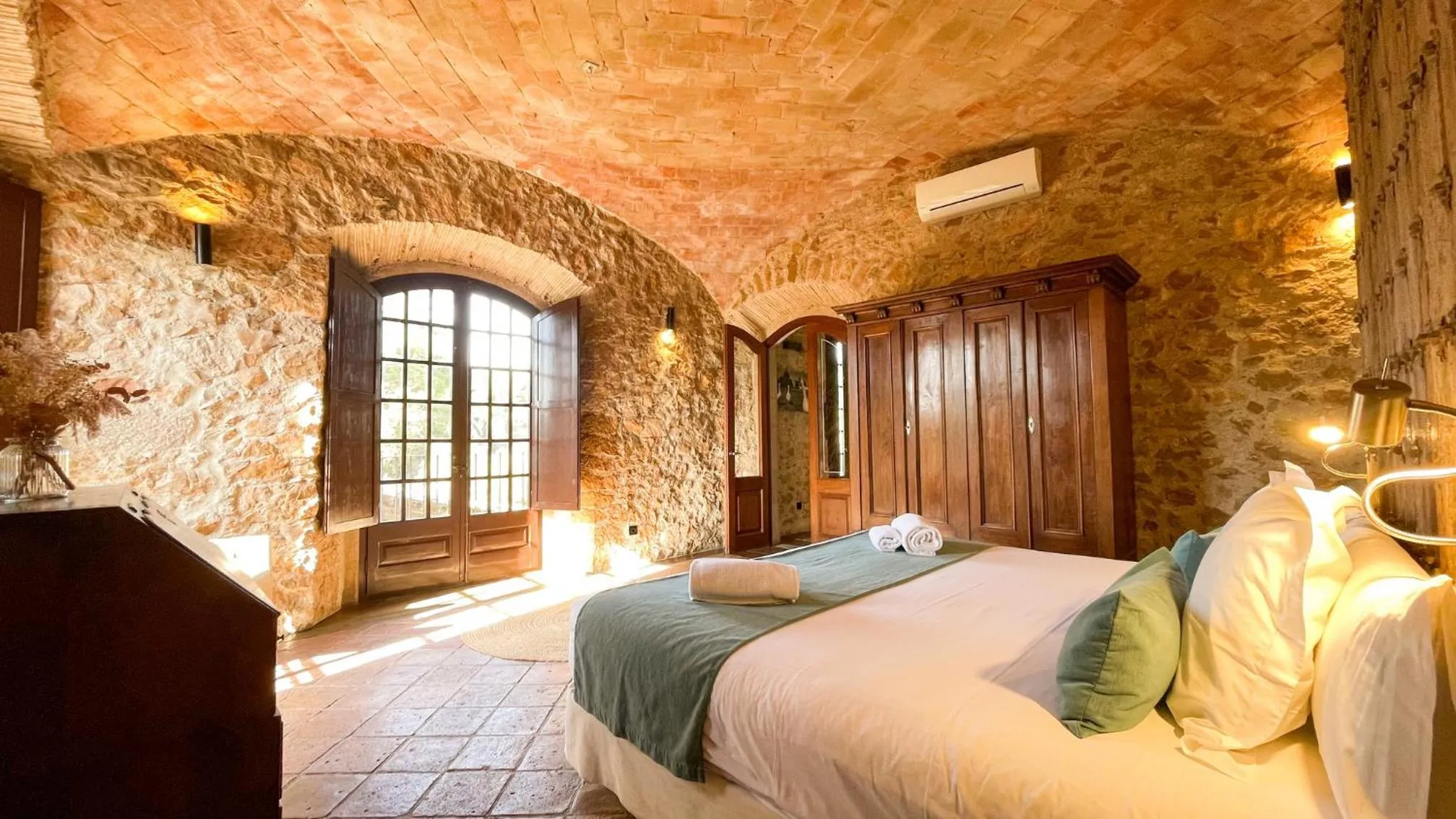 Photo of the whole room, Bed in Hotel Molí de l'Escala