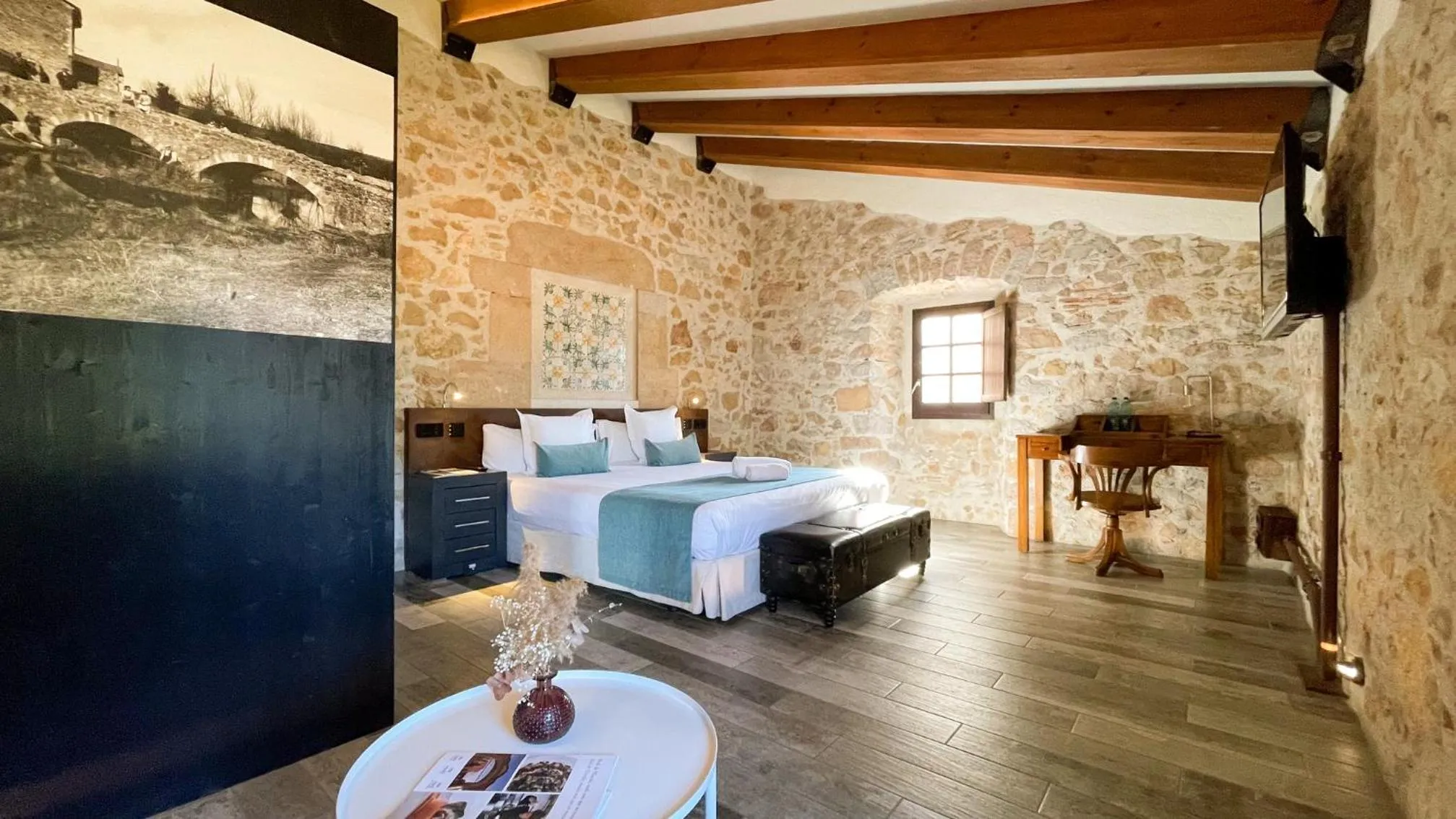 Photo of the whole room, Bed in Hotel Molí de l'Escala