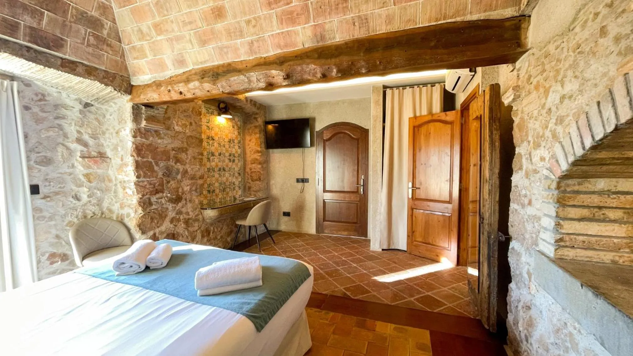 Photo of the whole room, Bed in Hotel Molí de l'Escala