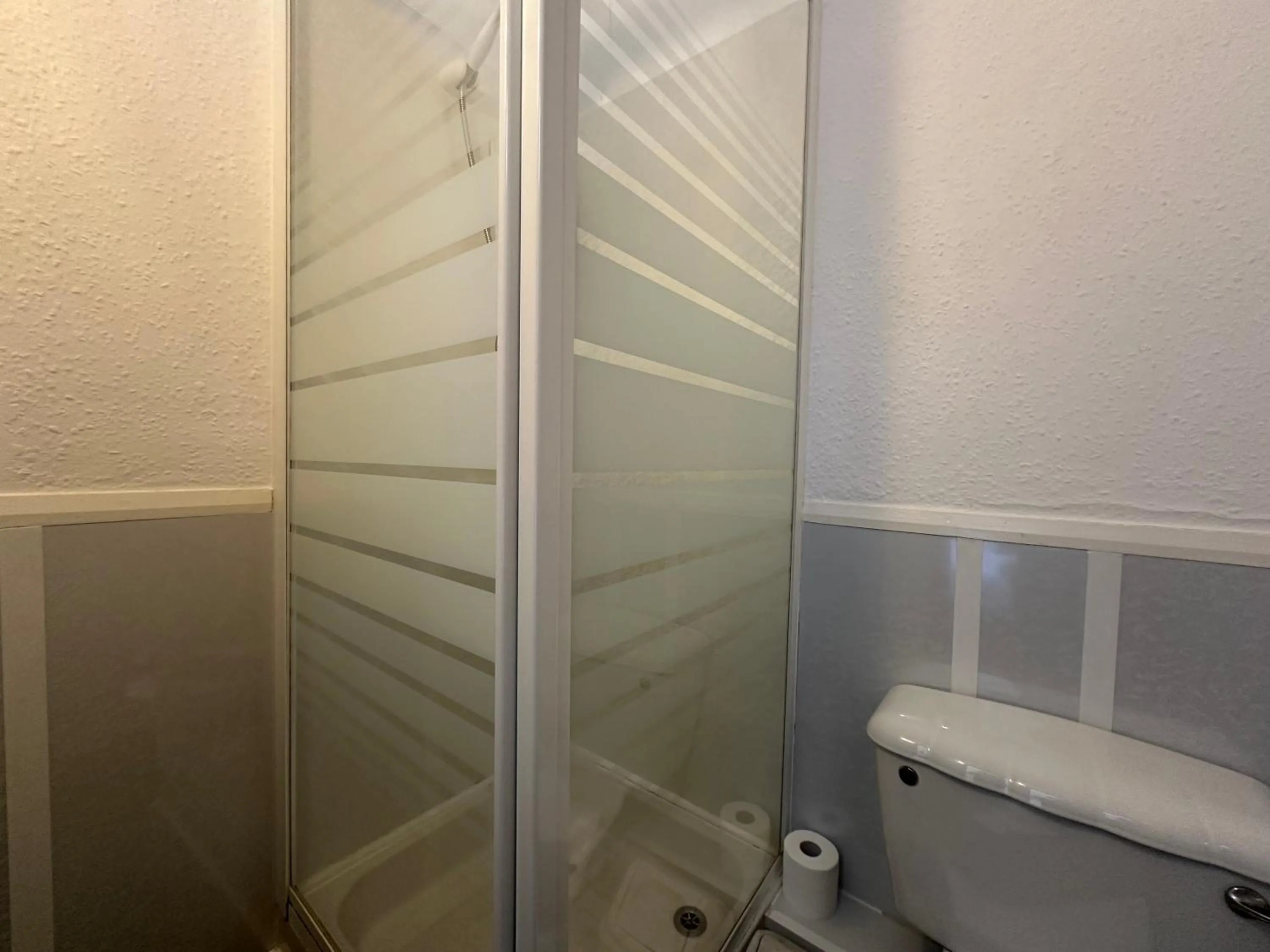 Bathroom in OYO The Bentleys Hotel