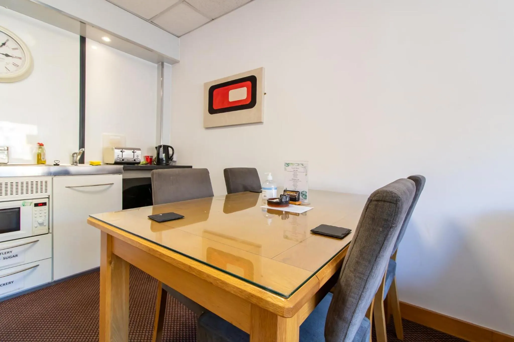 Dining area in OYO The Bentleys Hotel