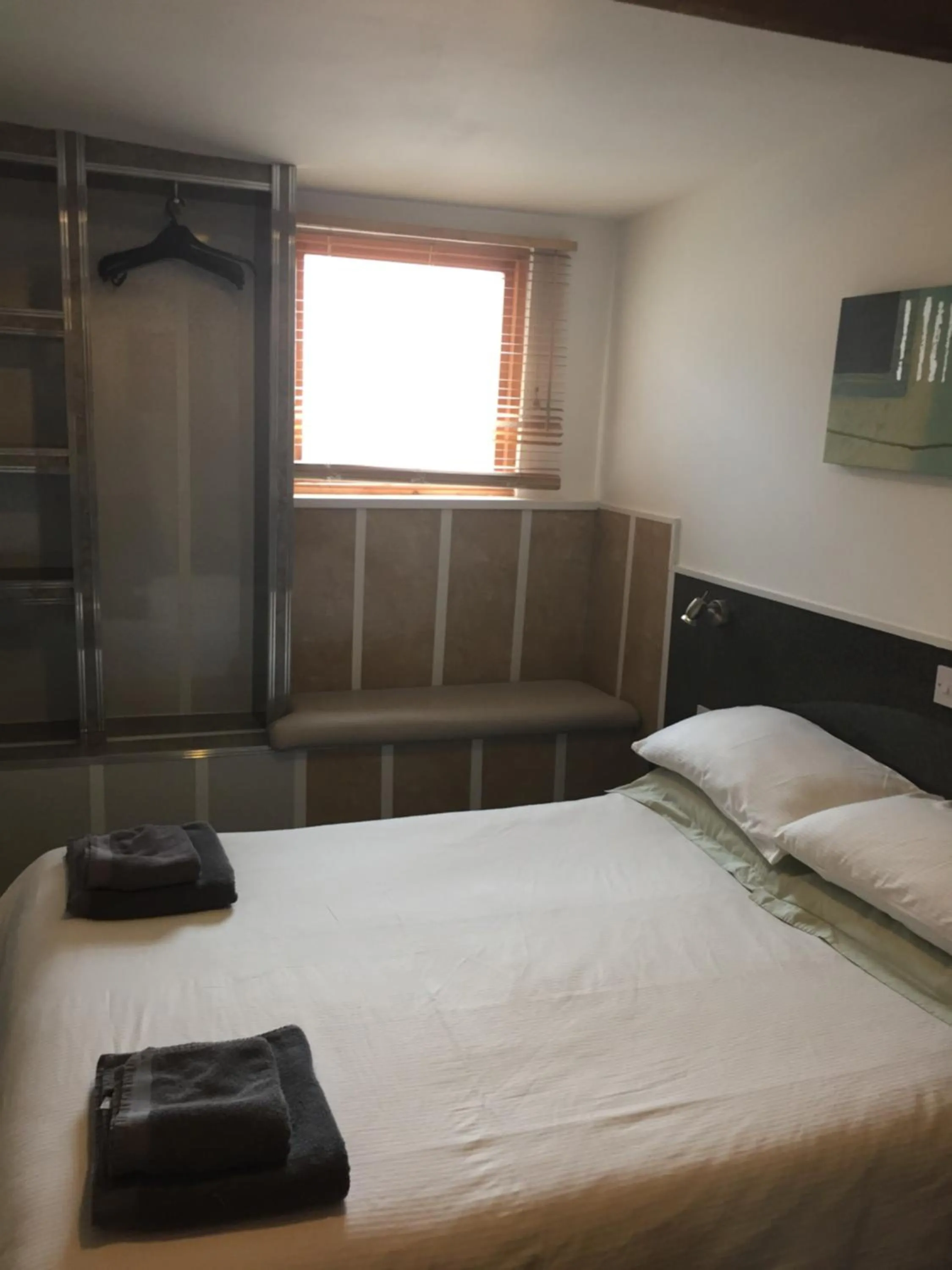 Bedroom, Bed in OYO The Bentleys Hotel