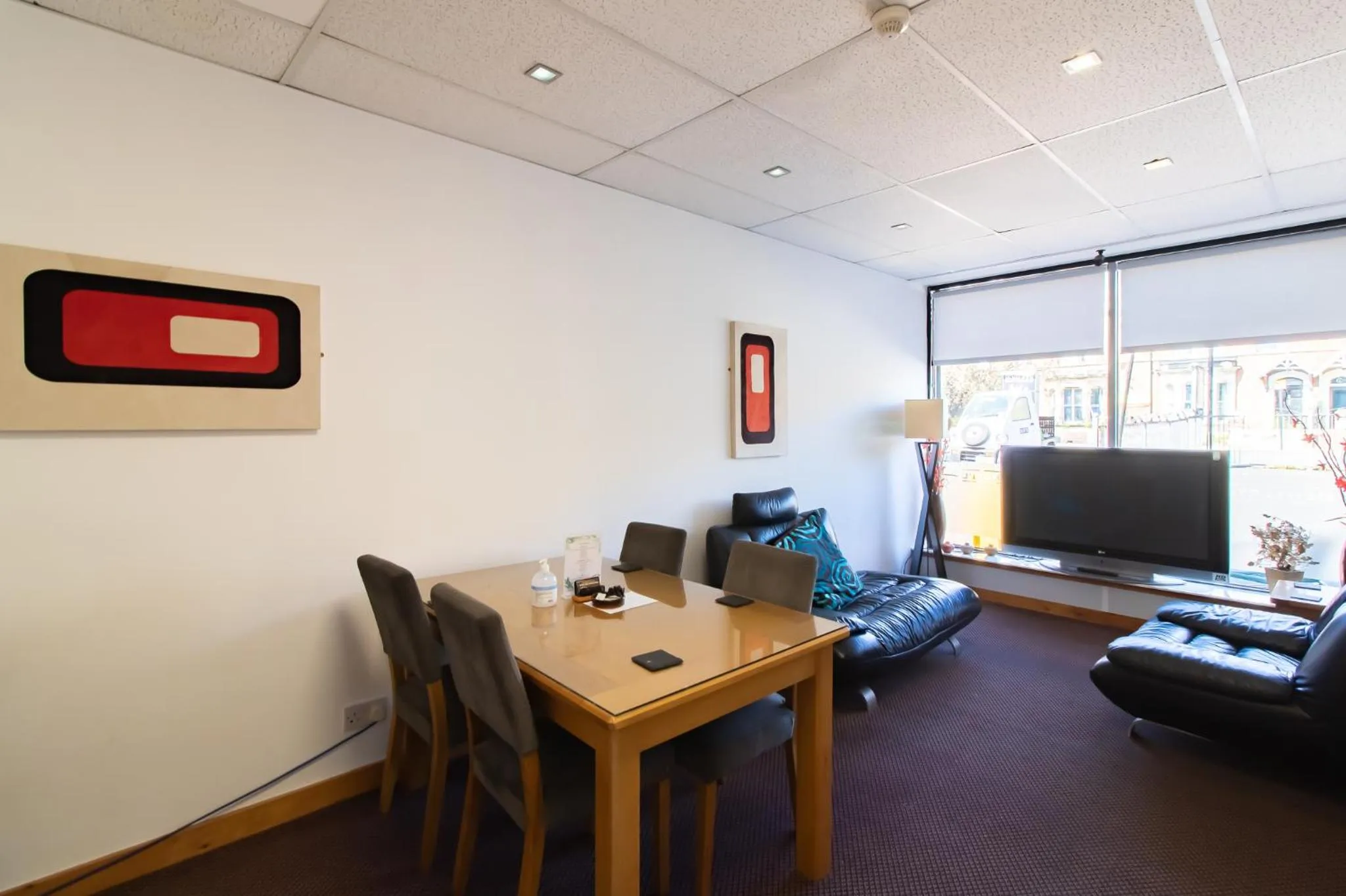 TV and multimedia in OYO The Bentleys Hotel