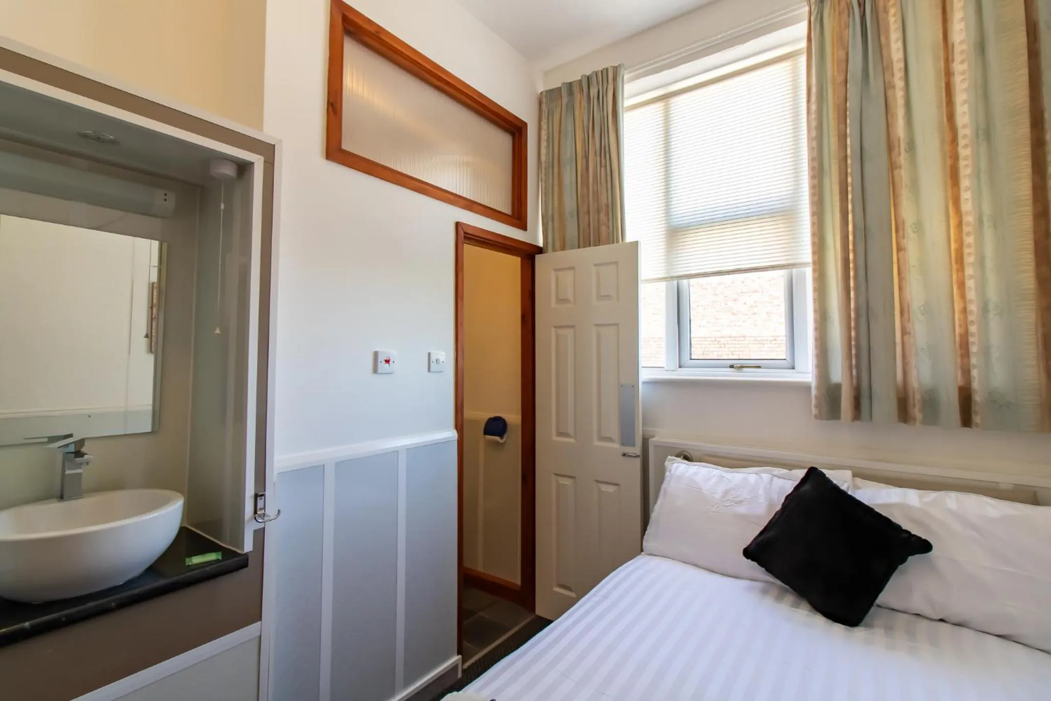 Bathroom, Bed in OYO The Bentleys Hotel