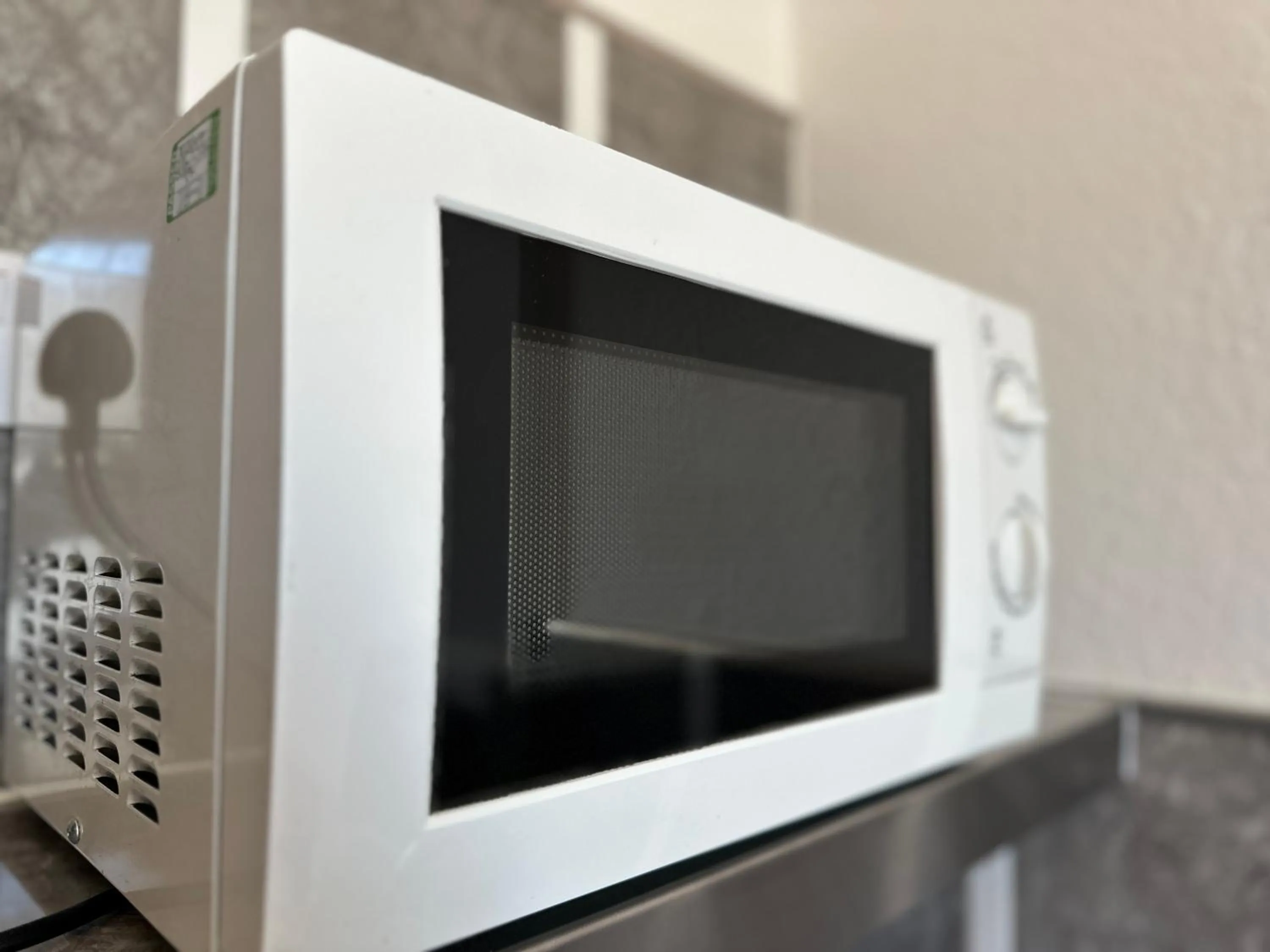 microwave in OYO The Bentleys Hotel