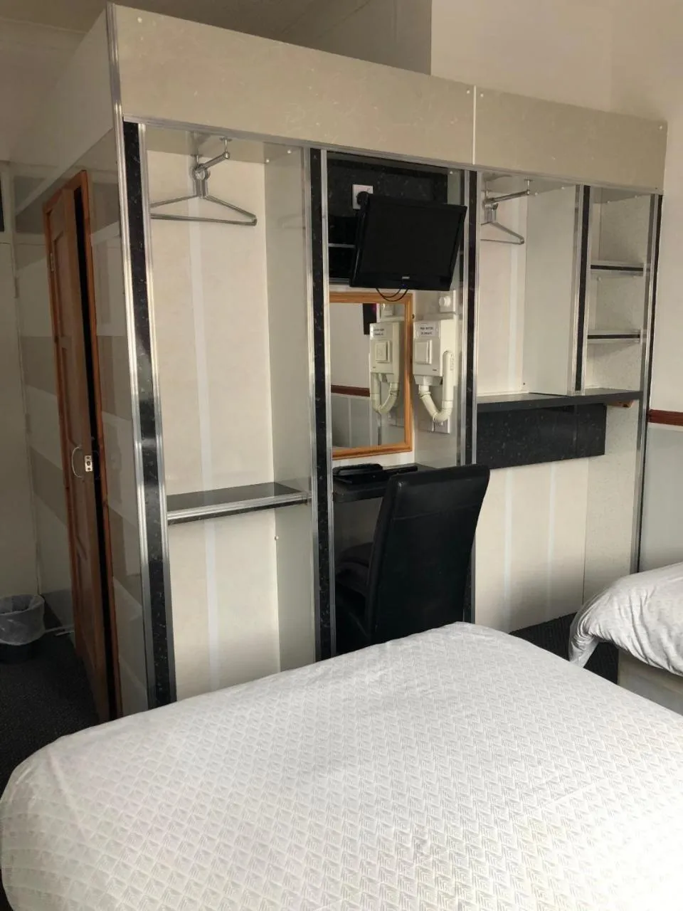 Photo of the whole room, Bed in OYO The Bentleys Hotel