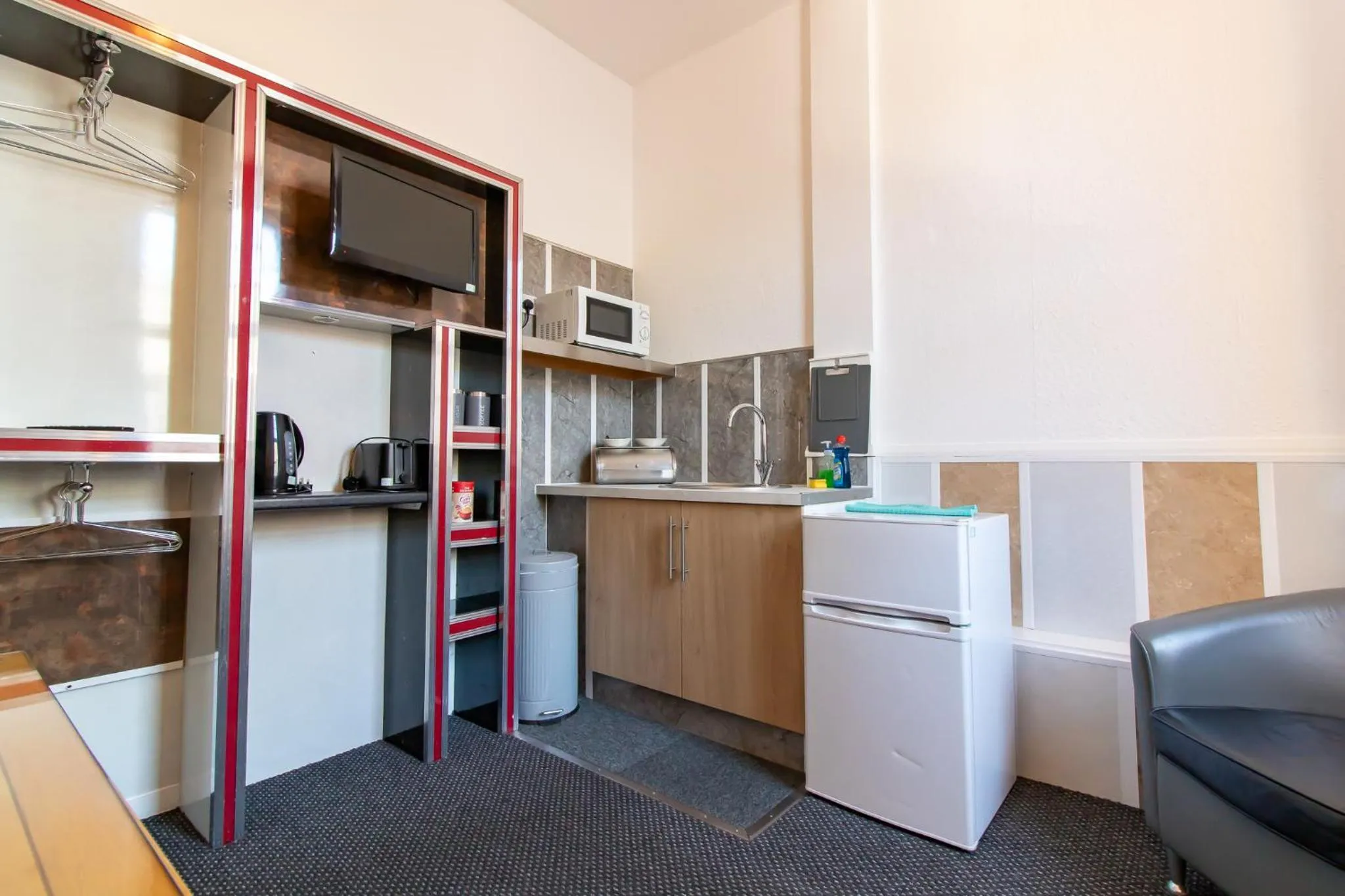 TV and multimedia in OYO The Bentleys Hotel