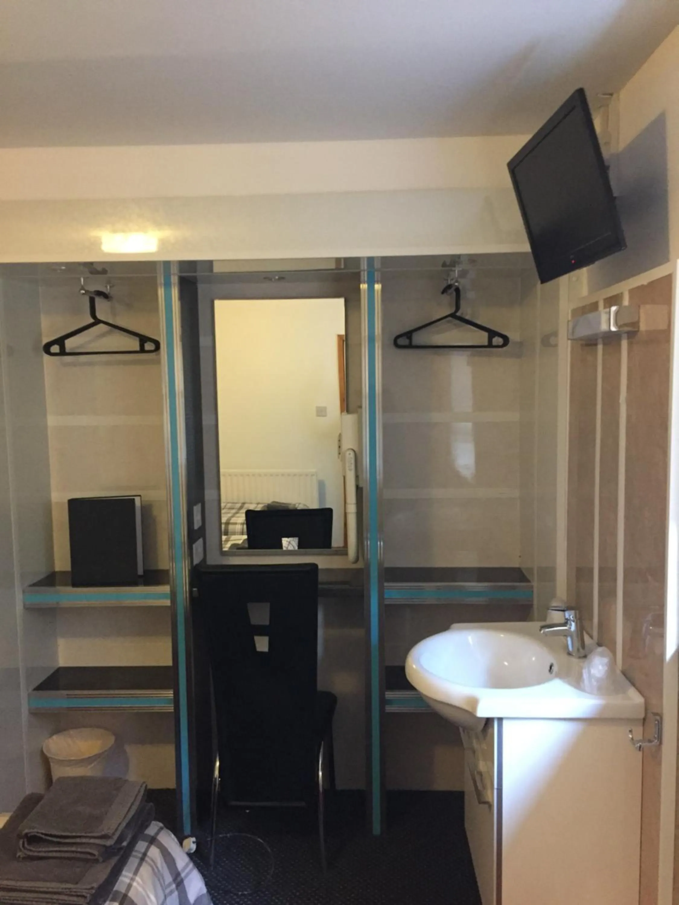 Bedroom in OYO The Bentleys Hotel