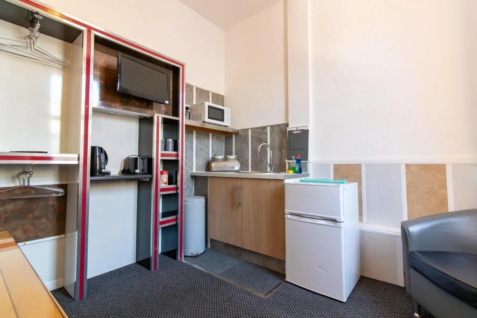 Kitchen or kitchenette in OYO The Bentleys Hotel