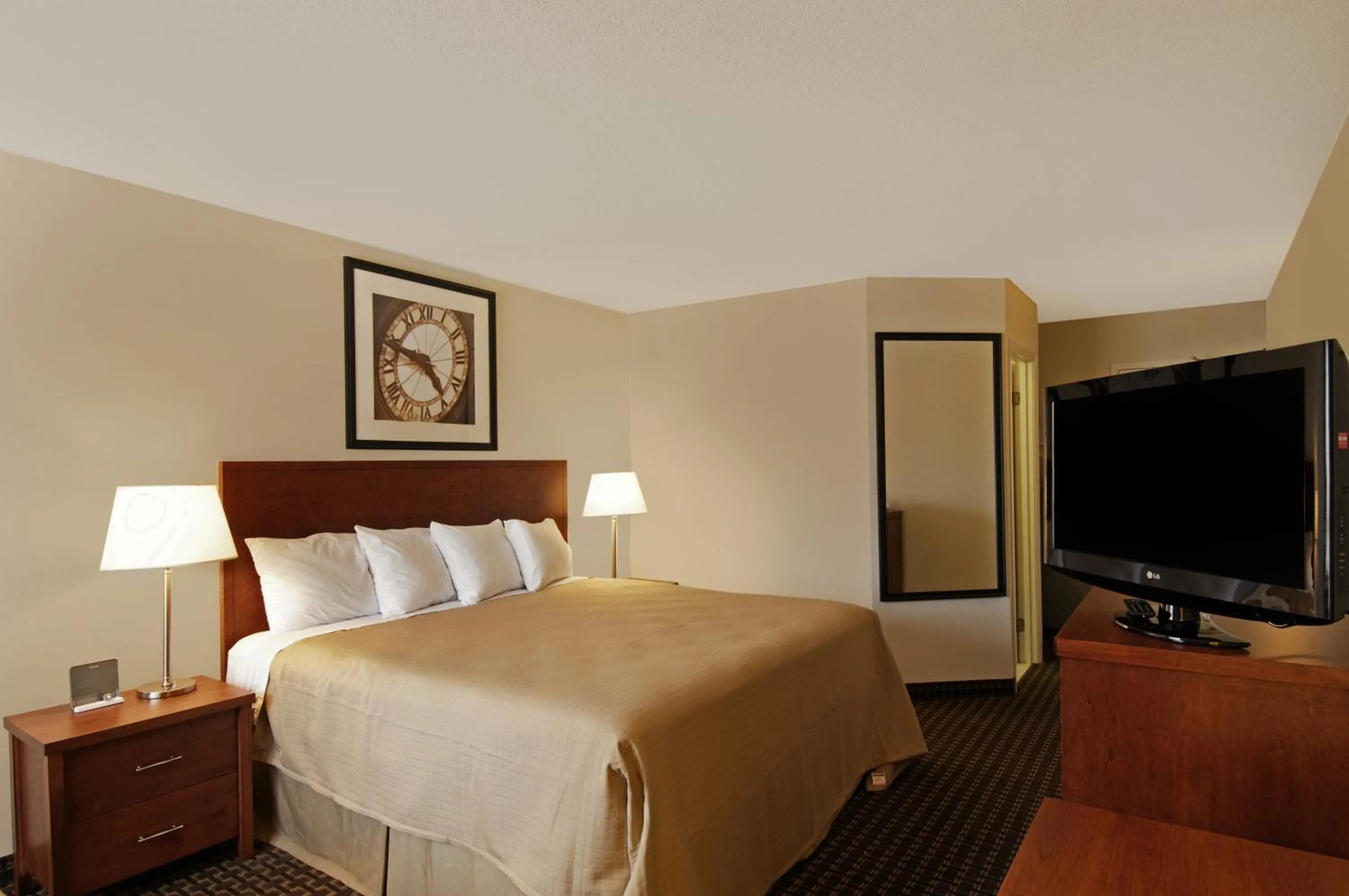 Photo of the whole room, Bed in Quality Inn