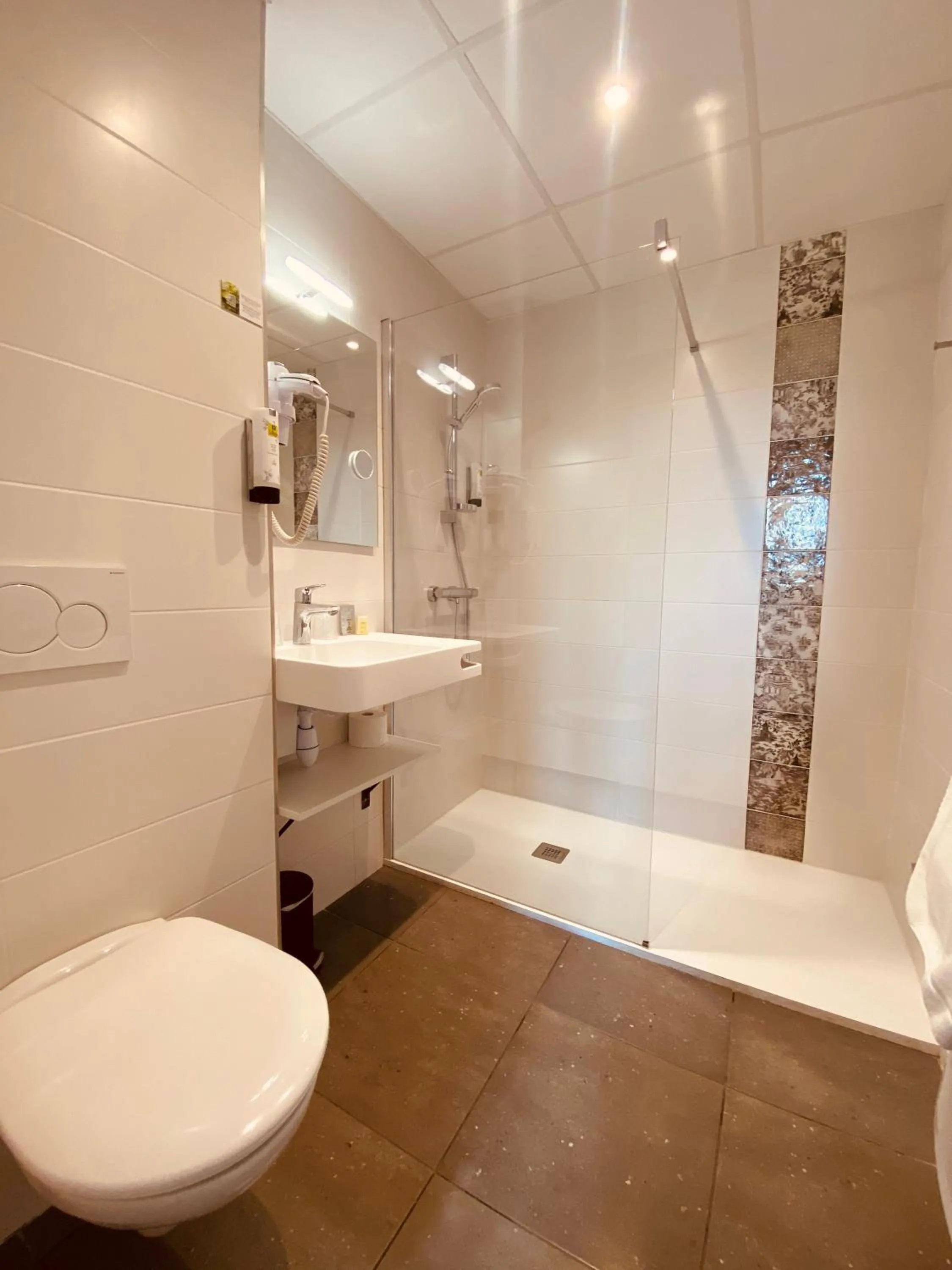 Bathroom in Hôtel Restaurant Le Relais des Gourmands