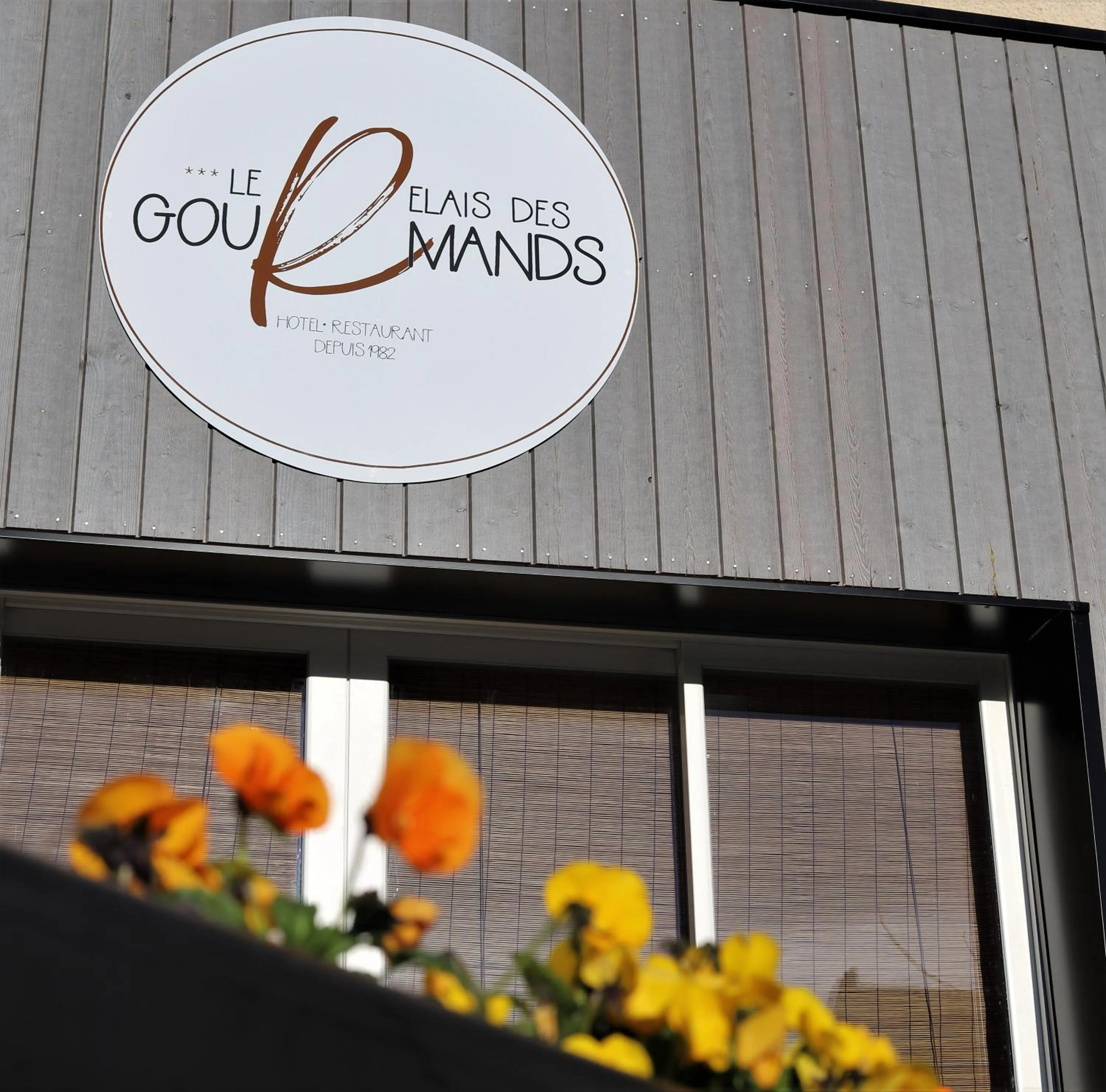 Property building in Hôtel Restaurant Le Relais des Gourmands