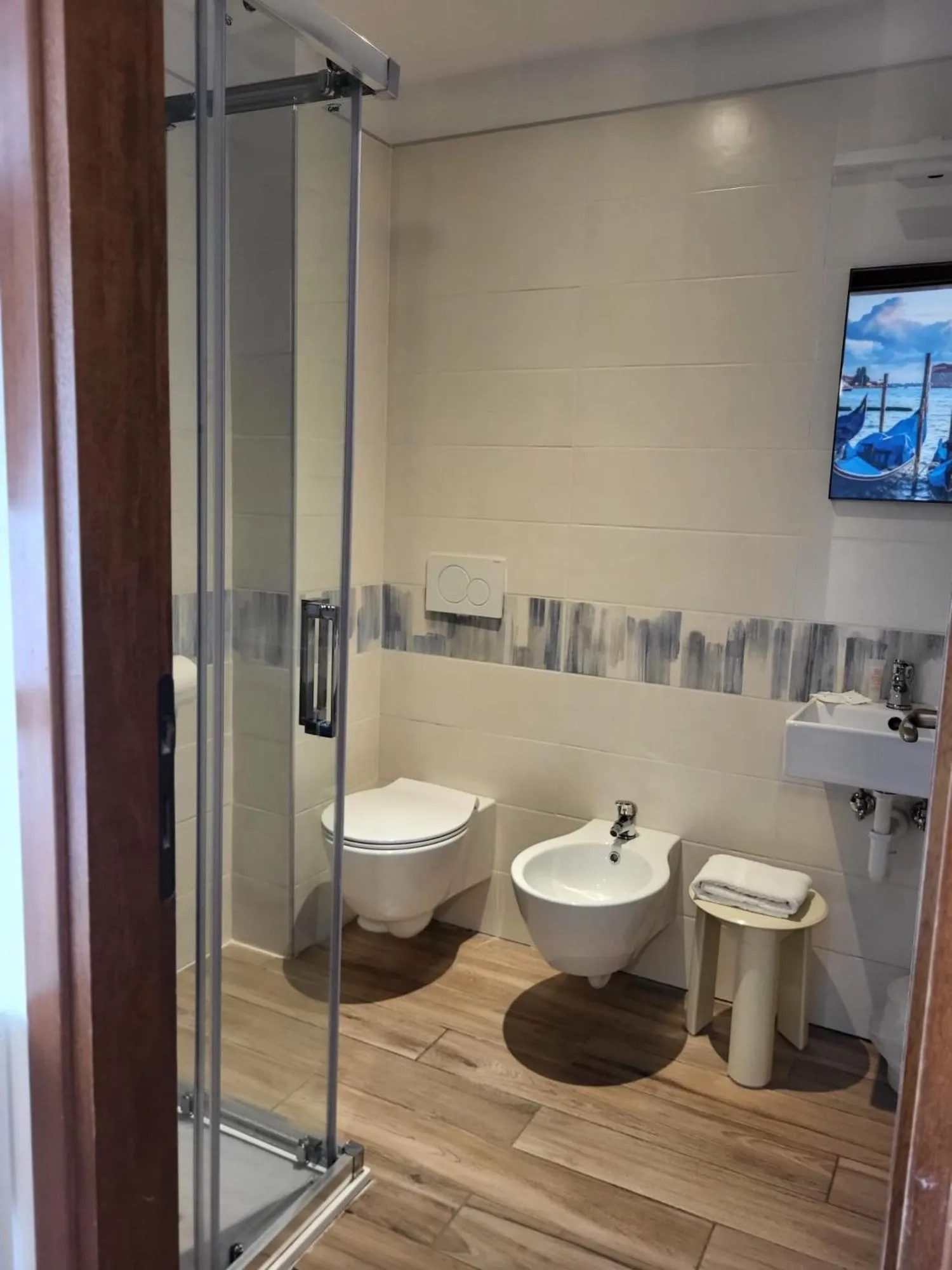 Shower in Hotel Piccadilly