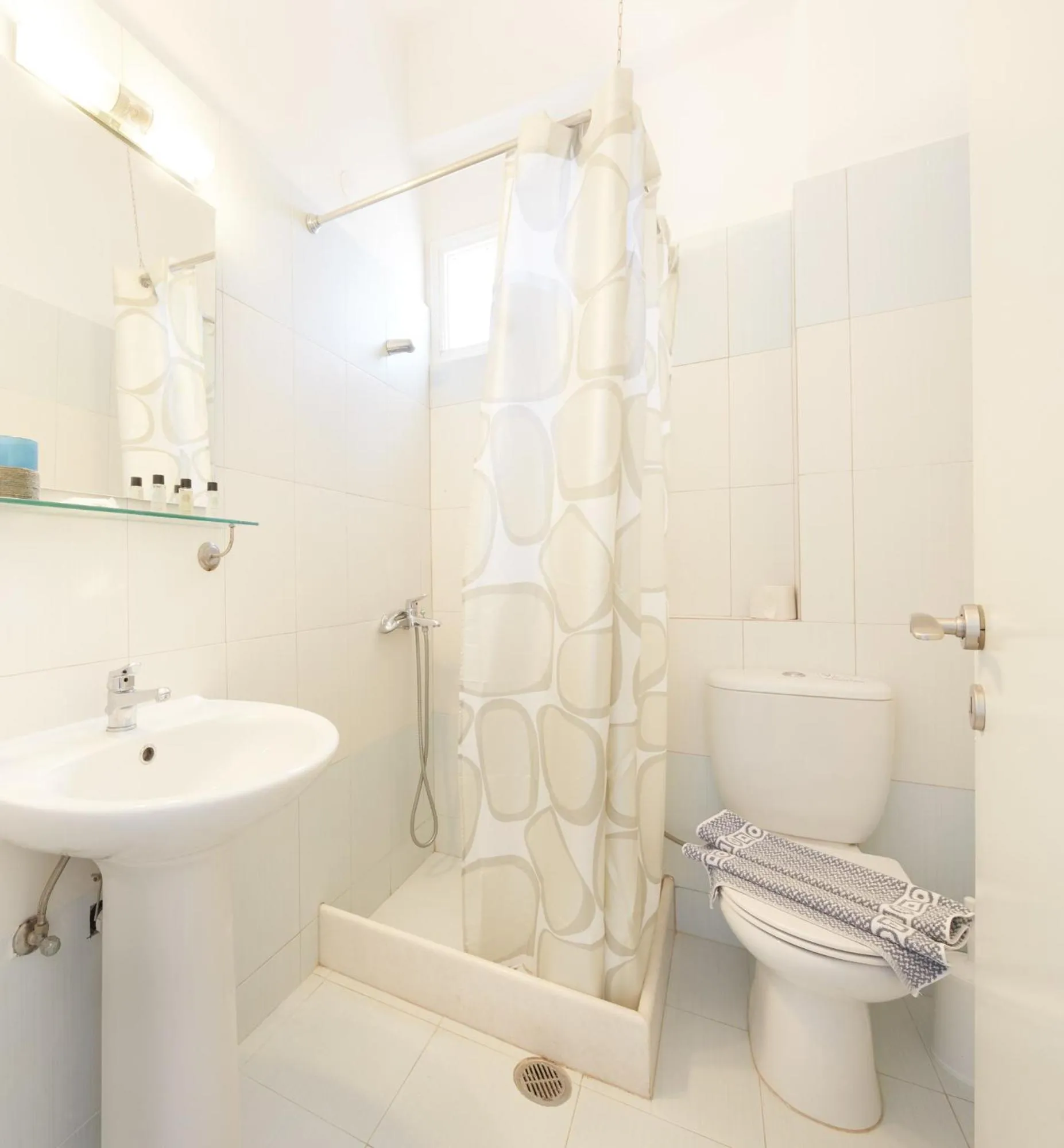 Shower in Londos Hotel