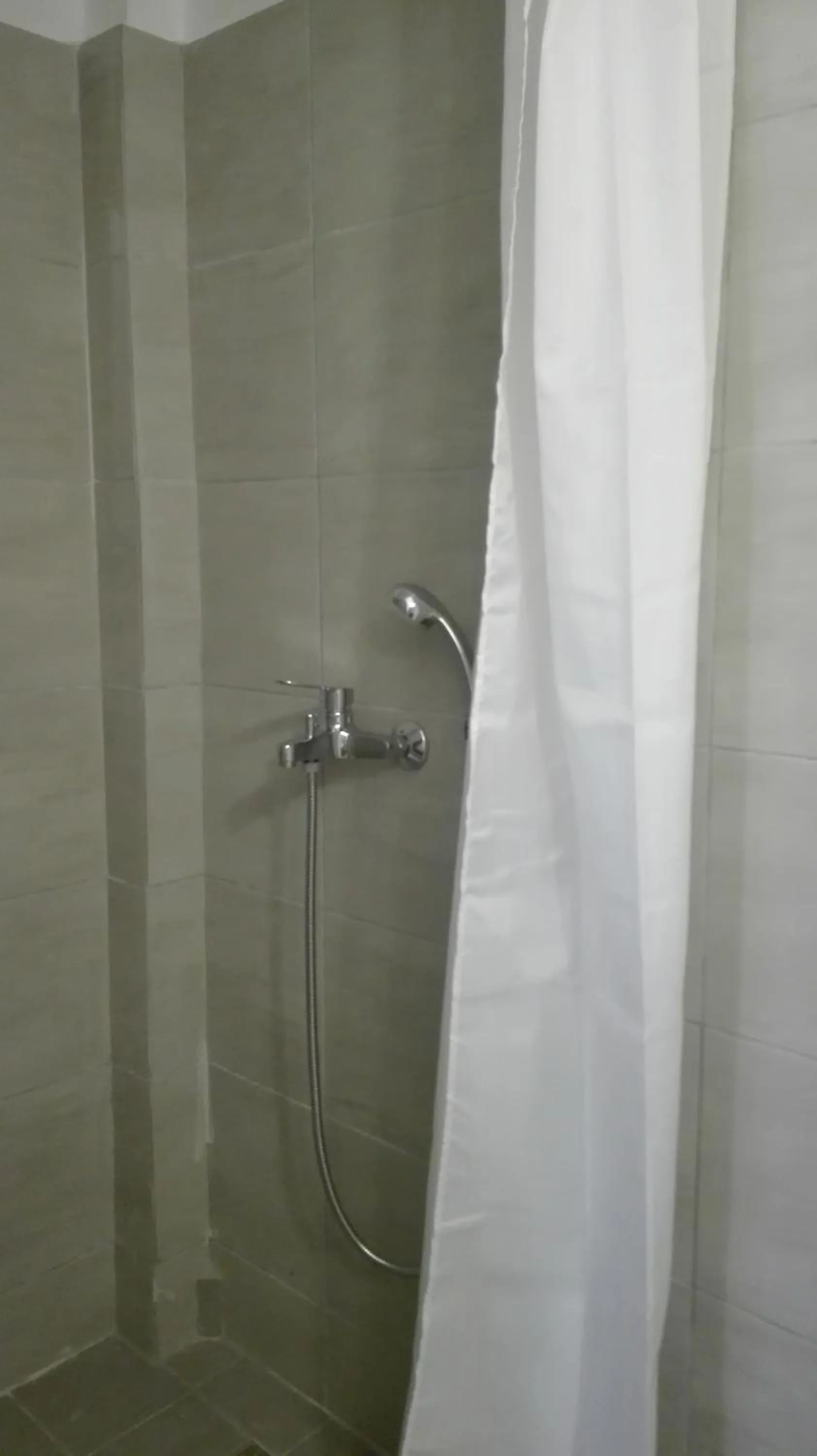 Shower in Londos Hotel