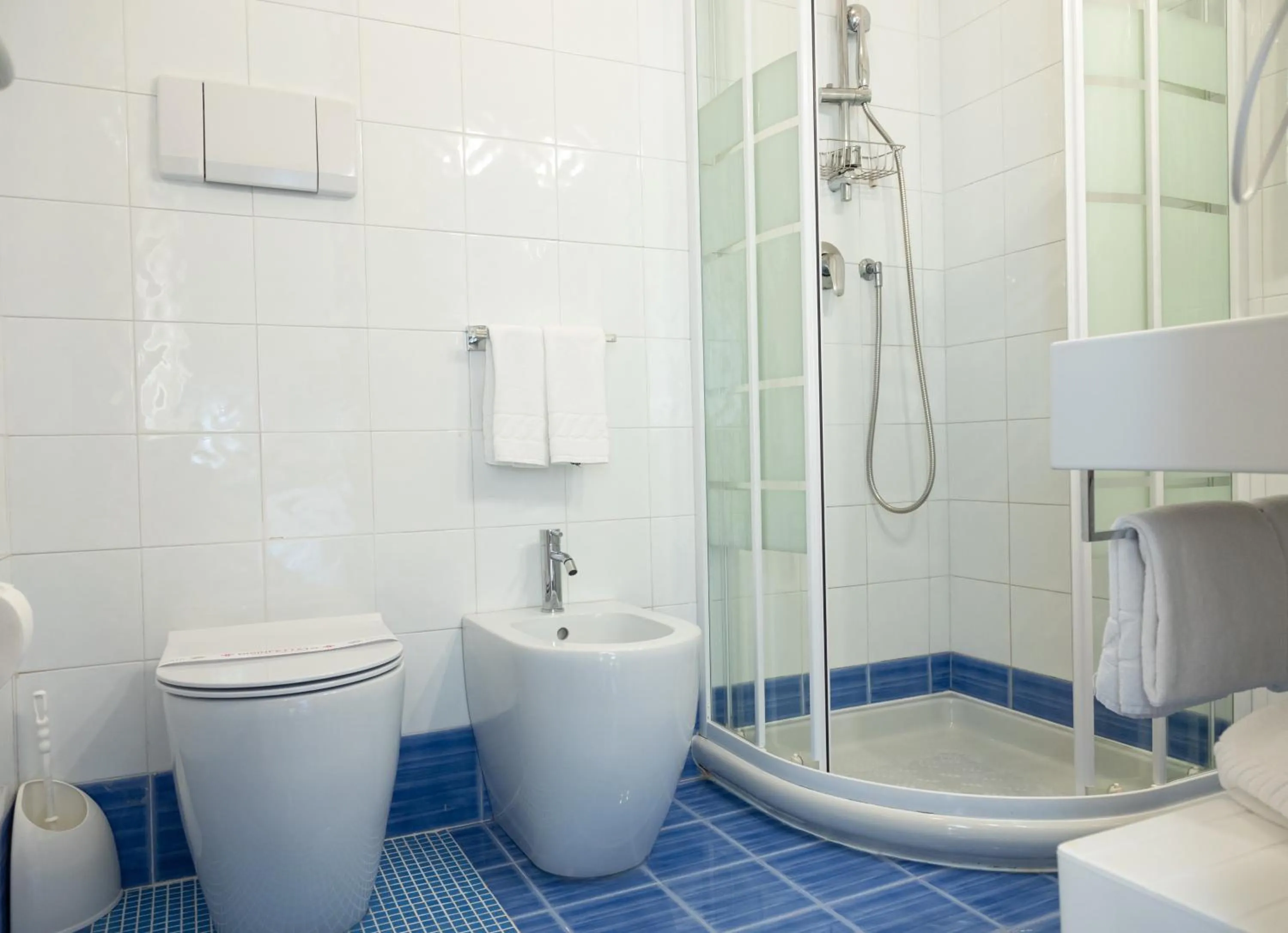 Shower in Regina Urban Beach Hotel