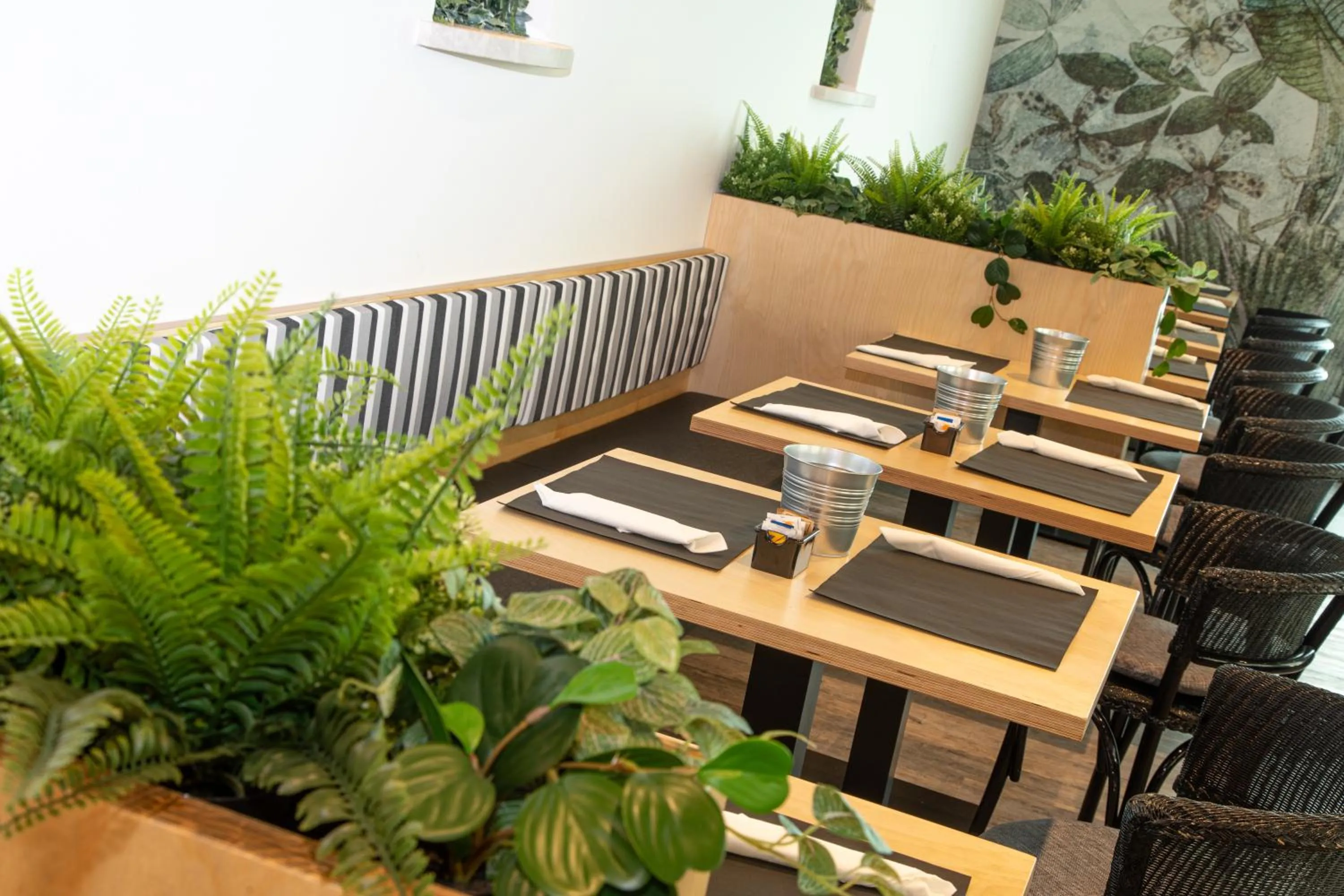 Restaurant/places to eat in Regina Urban Beach Hotel