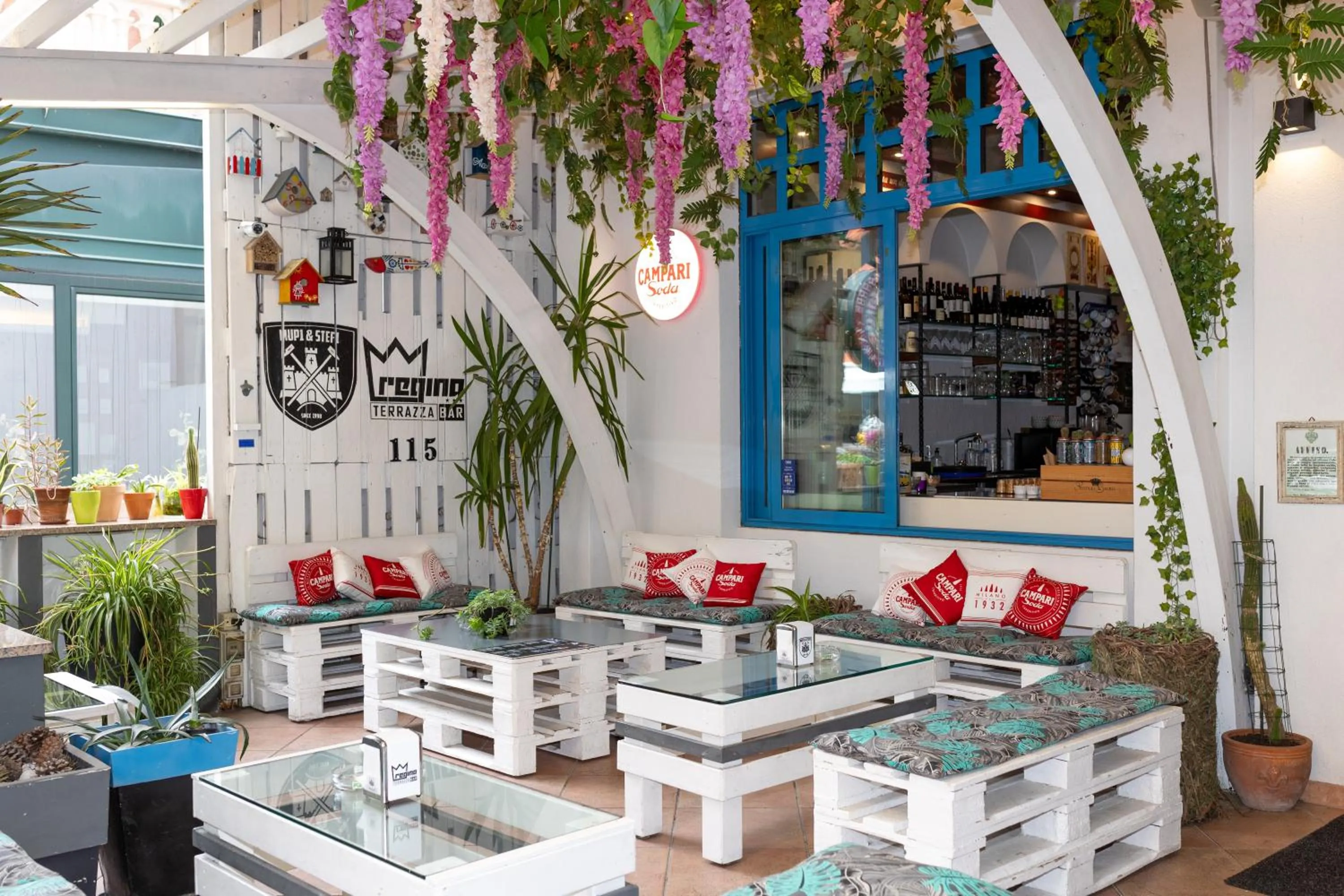 Restaurant/places to eat in Regina Urban Beach Hotel