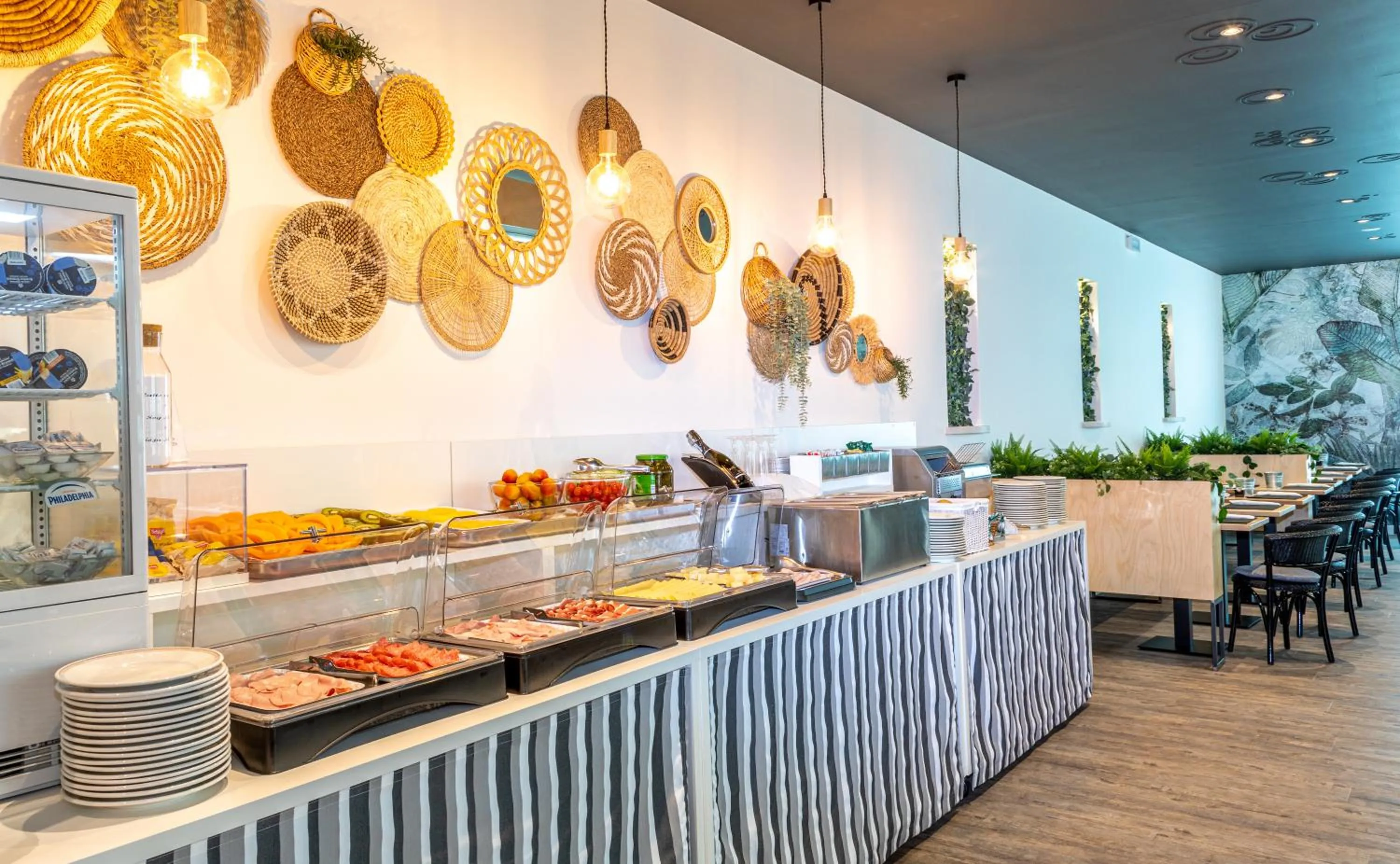 Restaurant/places to eat in Regina Urban Beach Hotel