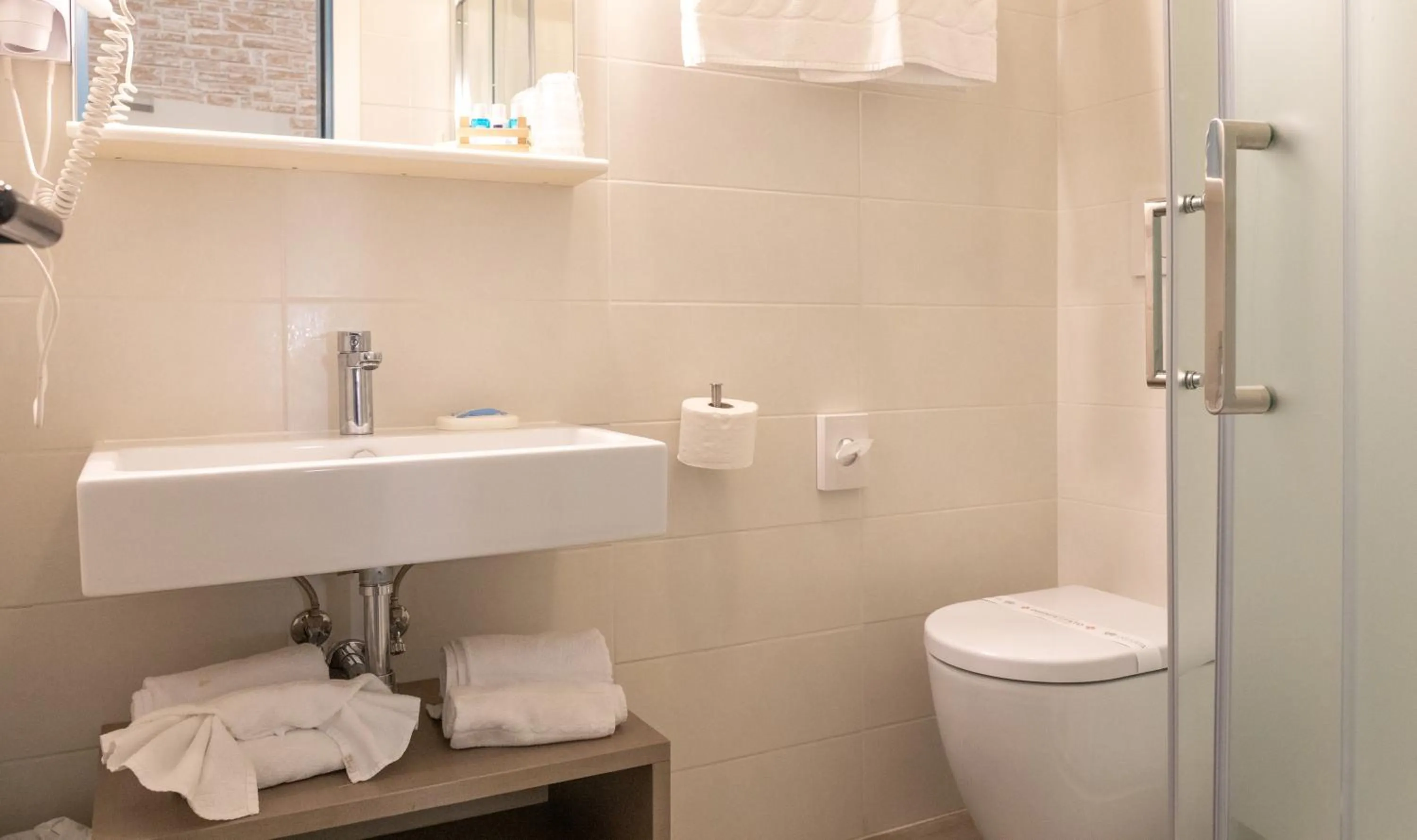 Shower in Regina Urban Beach Hotel