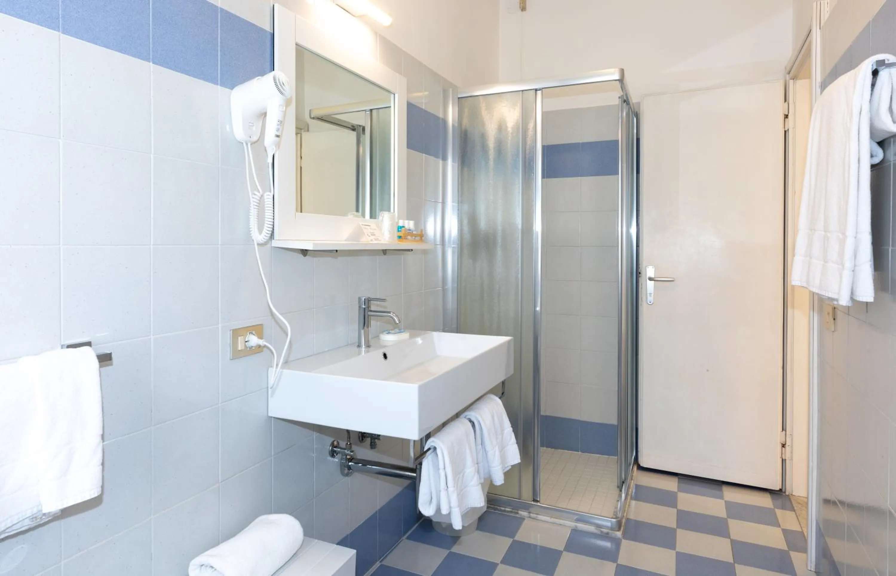 Shower in Regina Urban Beach Hotel