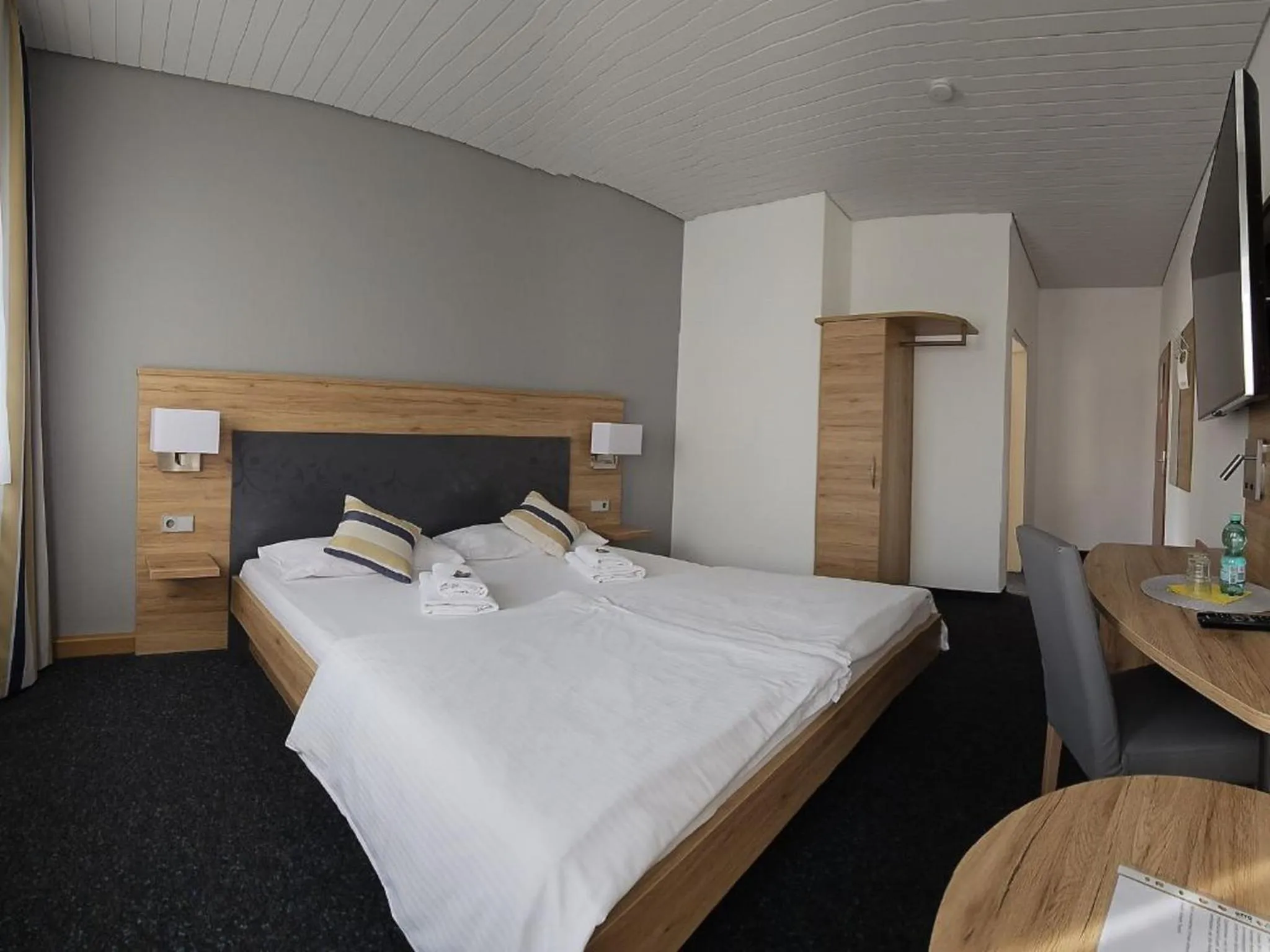 Bed in Hotel Hirsch Günzburg