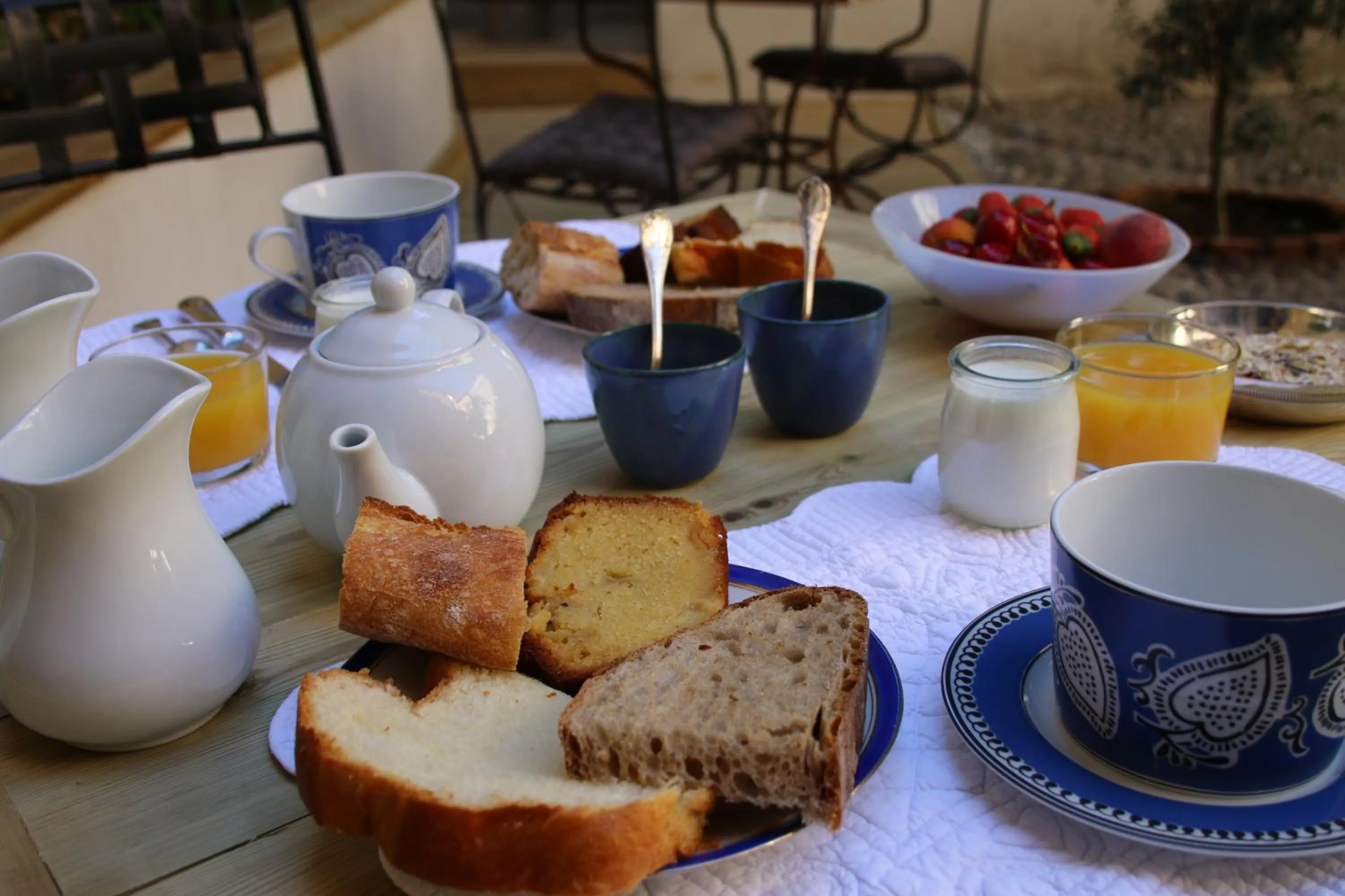 Continental breakfast in B&B Les chambres d'Aimé