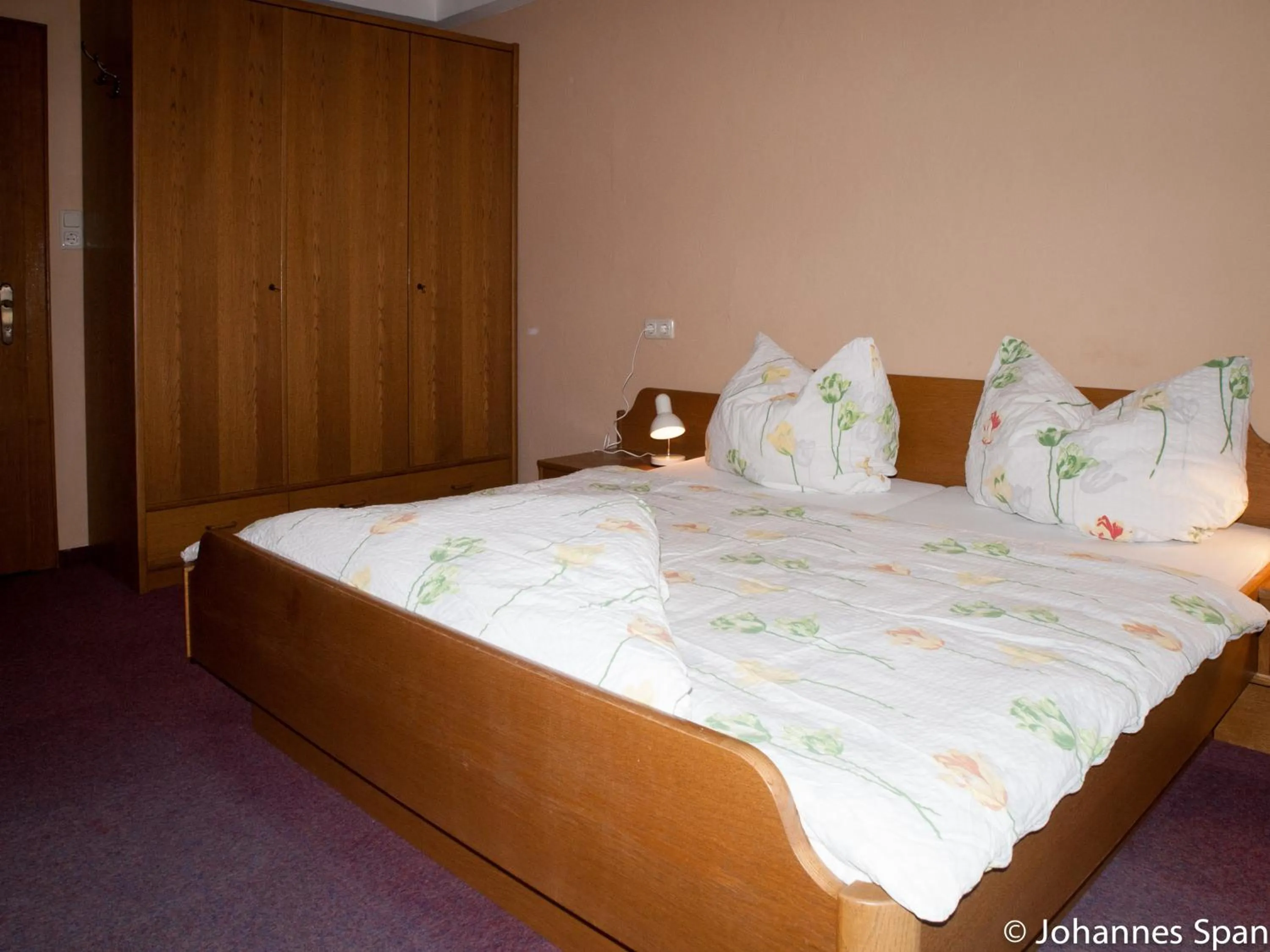 Bedroom, Bed in Pension Handle