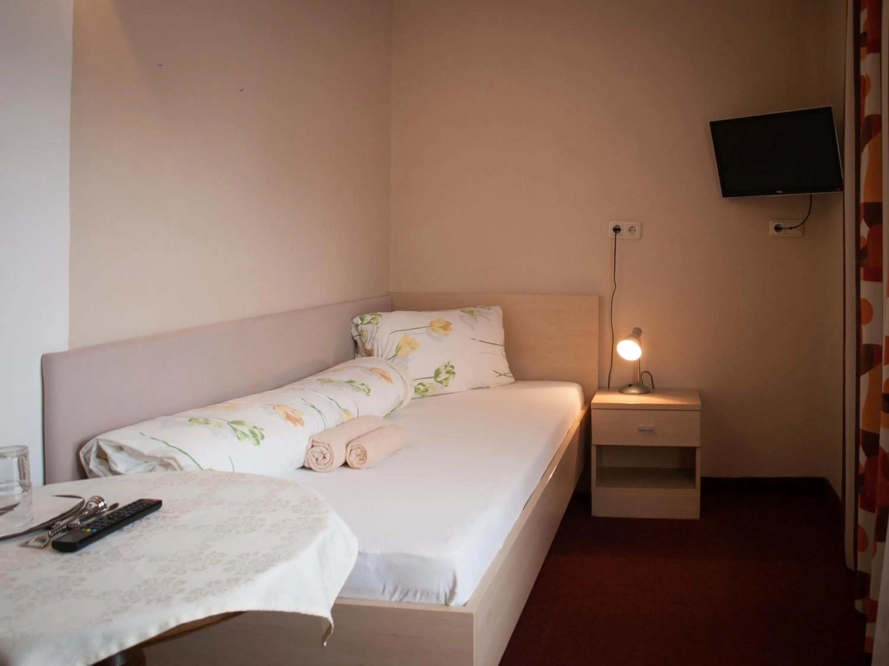 Bedroom, Bed in Pension Handle