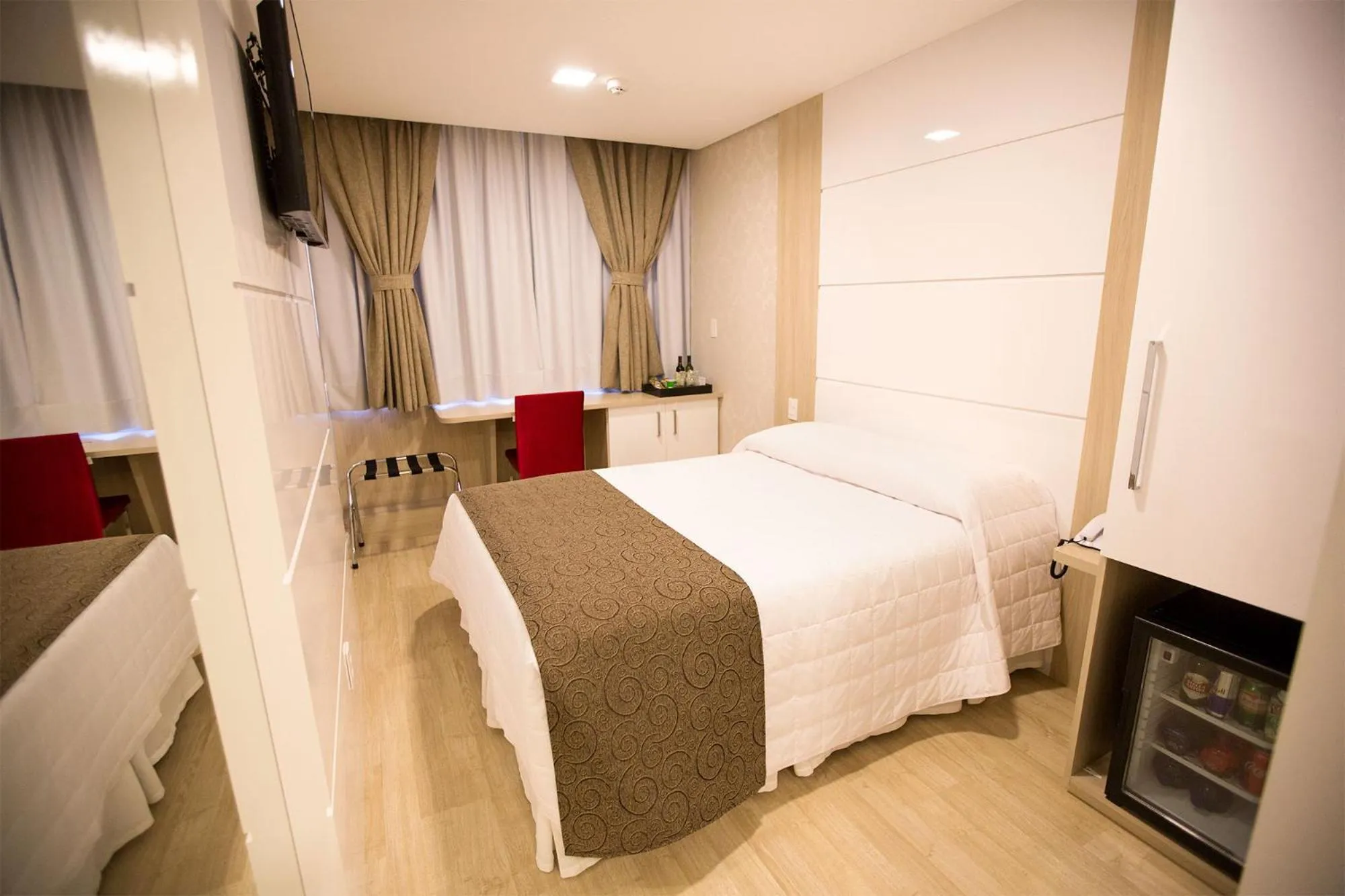 Bedroom, Bed in Holiday & Business Hotel - Em frente ao Centro de Eventos e Arena Conda