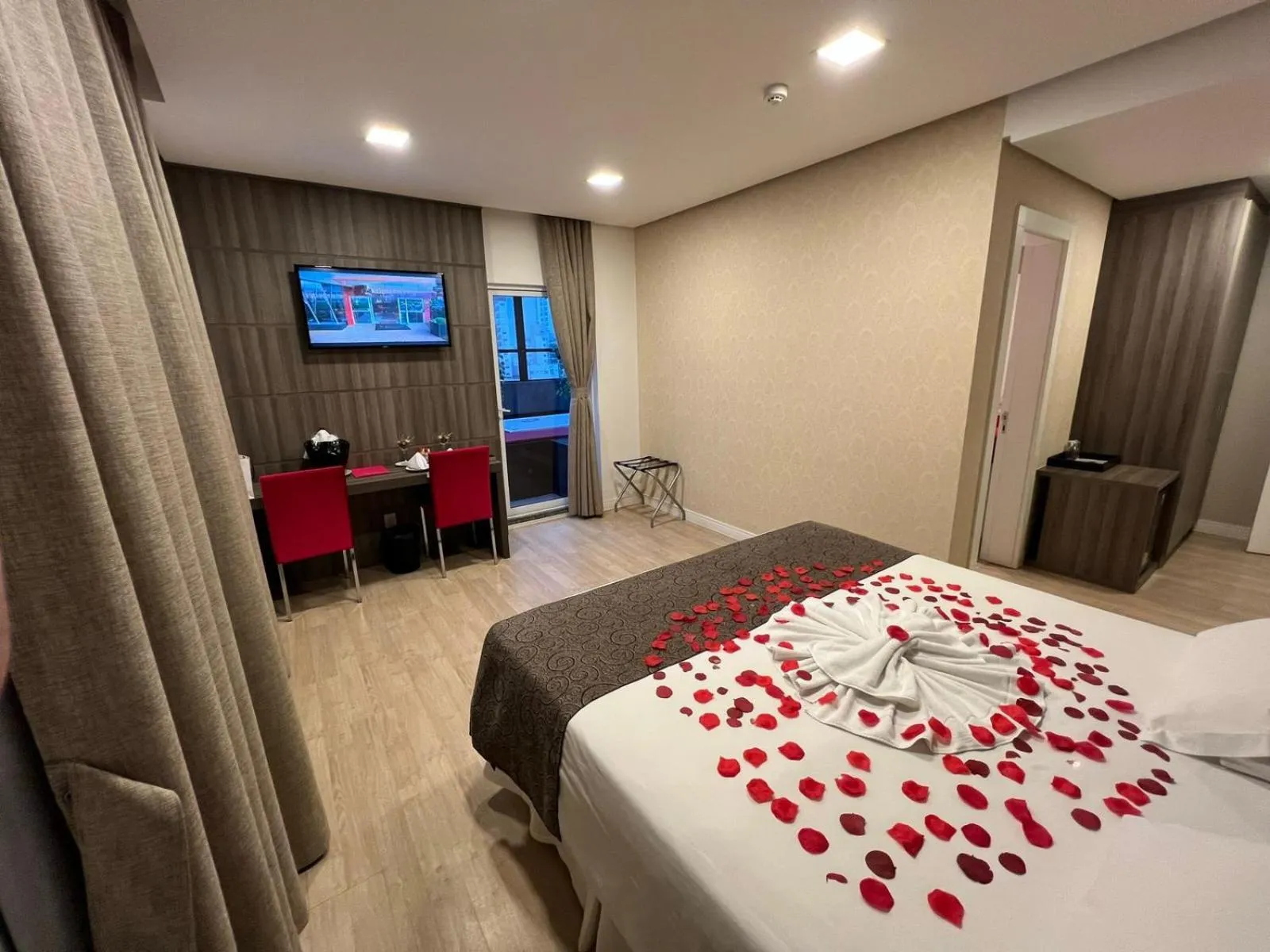 Bedroom, Bed in Holiday & Business Hotel - Em frente ao Centro de Eventos e Arena Conda
