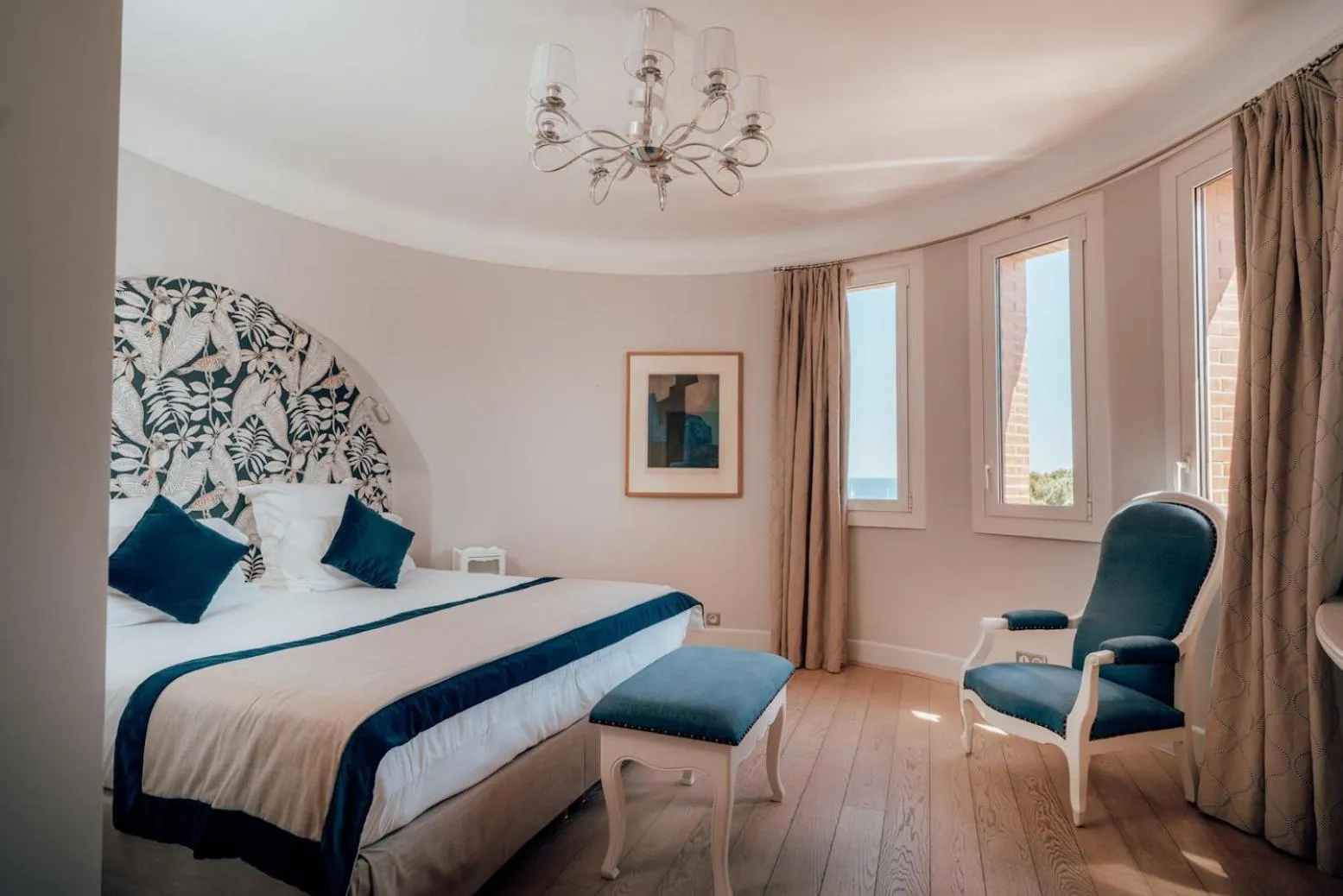 Landmark view, Bed in Ermitage de l'Oasis & Spa - Cannes Mandelieu