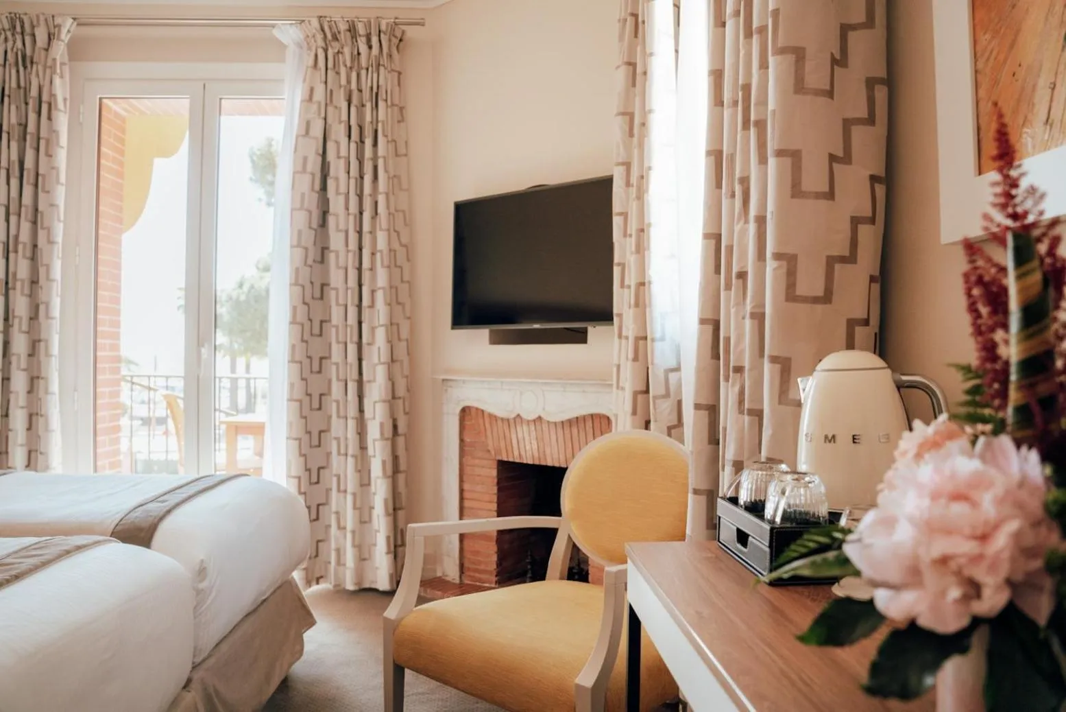 Balcony/Terrace, Bed in Ermitage de l'Oasis & Spa - Cannes Mandelieu