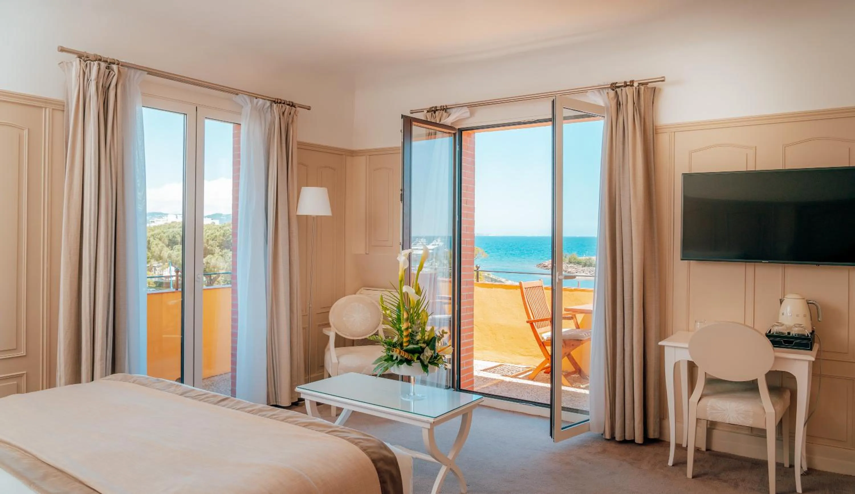 TV and multimedia, Bed in Ermitage de l'Oasis & Spa - Cannes Mandelieu