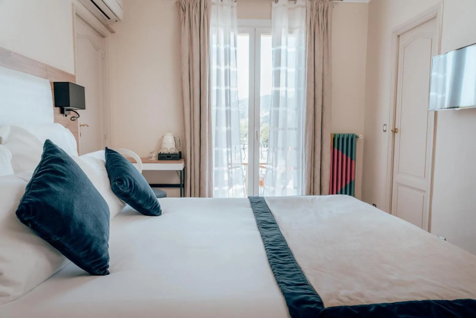 Photo of the whole room, Bed in Ermitage de l'Oasis & Spa - Cannes Mandelieu