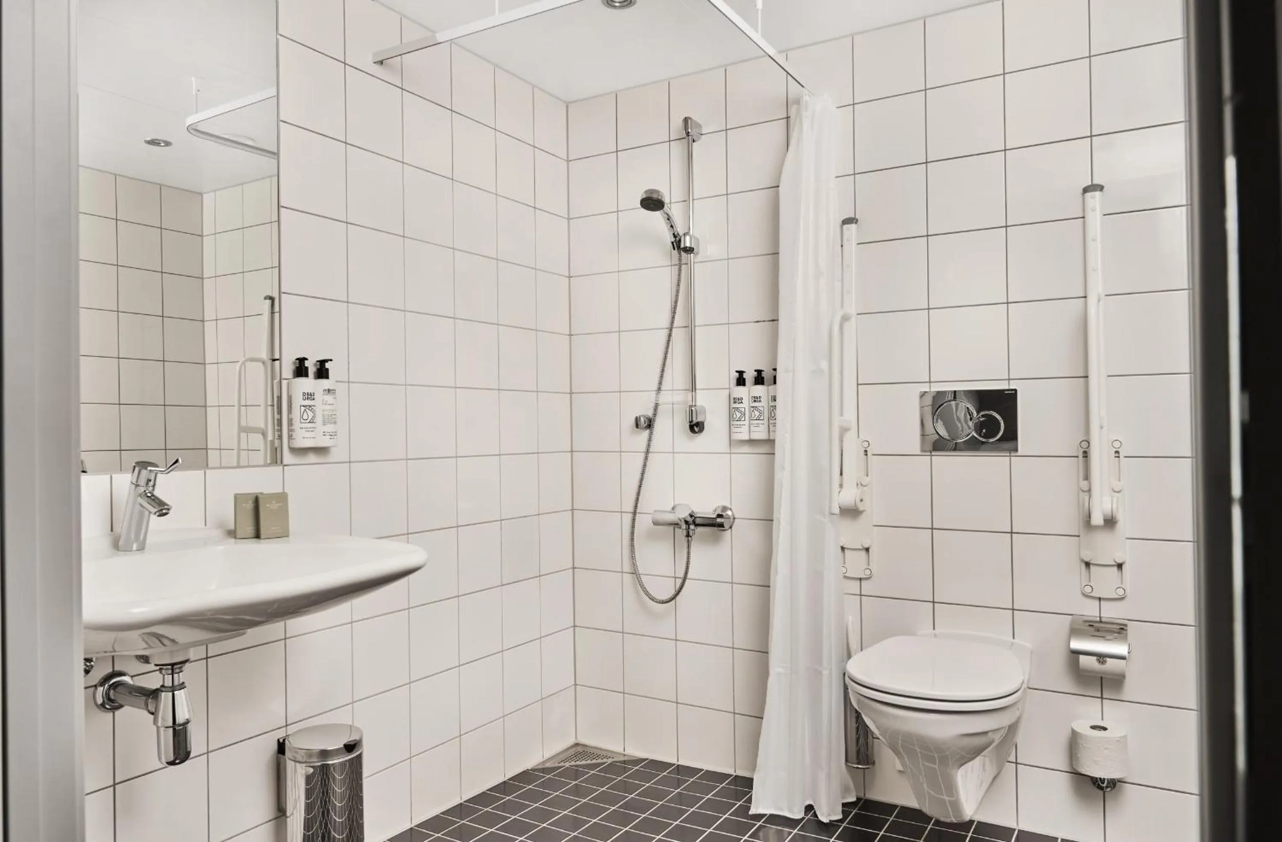 Bathroom in Fru Haugans Hotel