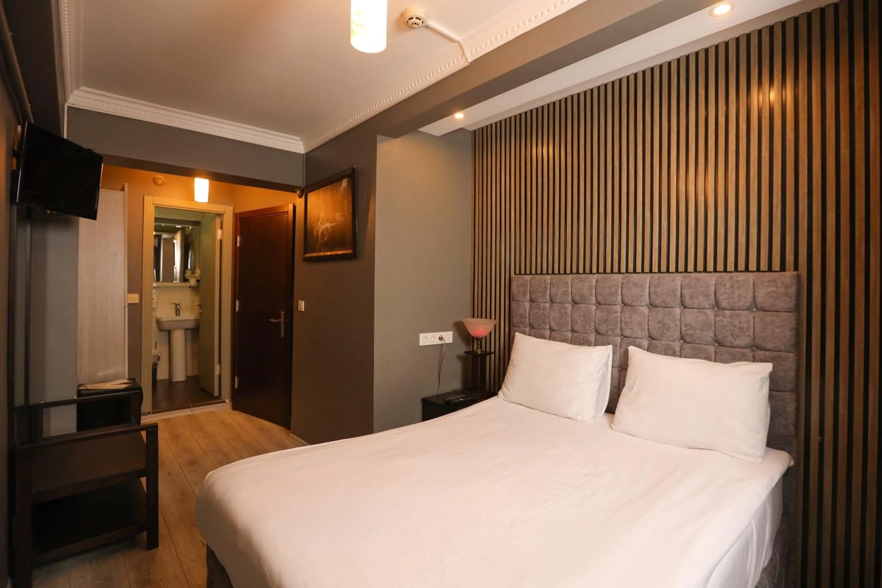 Photo of the whole room, Bed in Cumbali Luxury Boutique Hotel