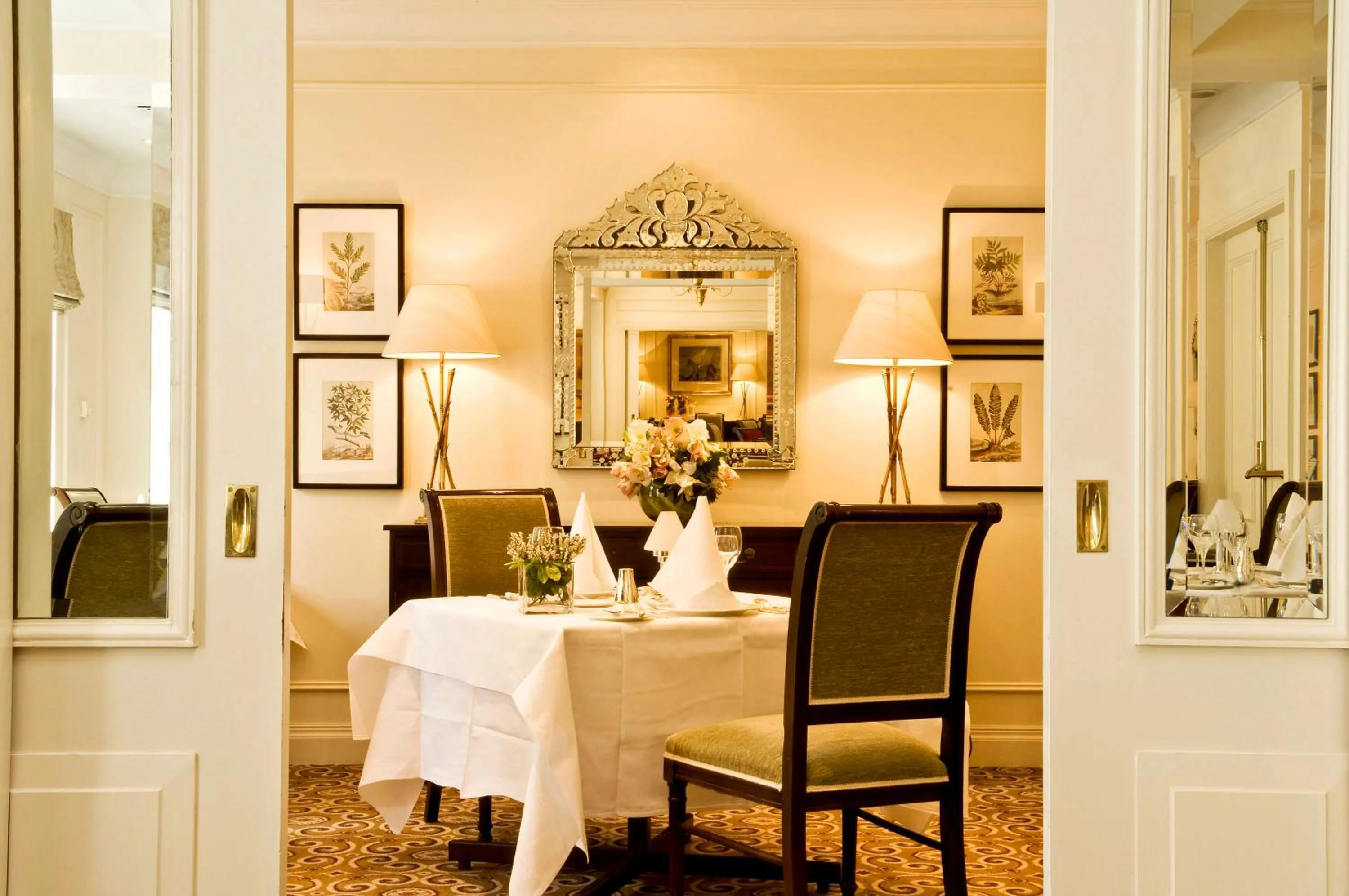 Restaurant/places to eat in The Keadeen Hotel