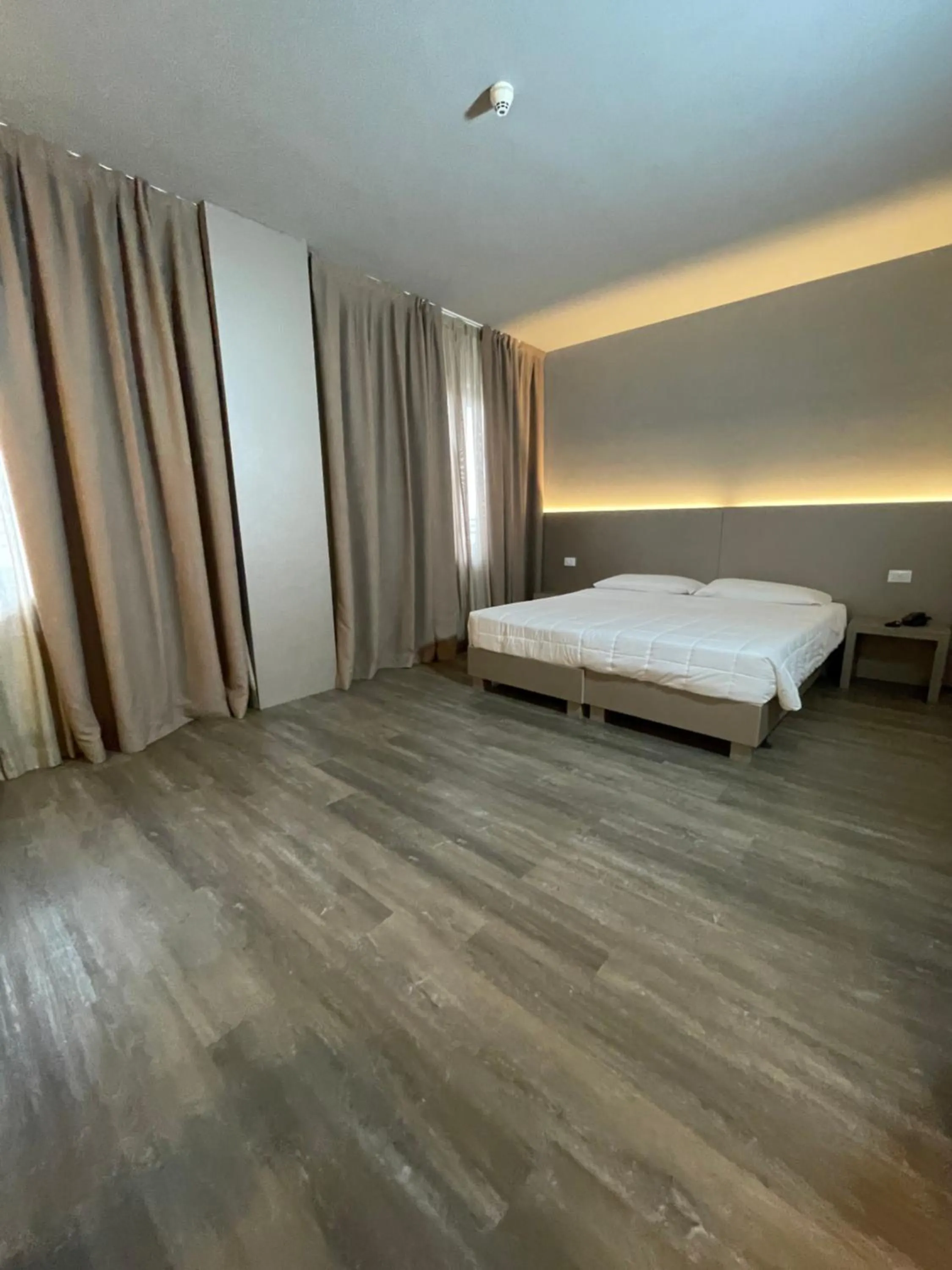 Bedroom, Bed in Hotel Albatros