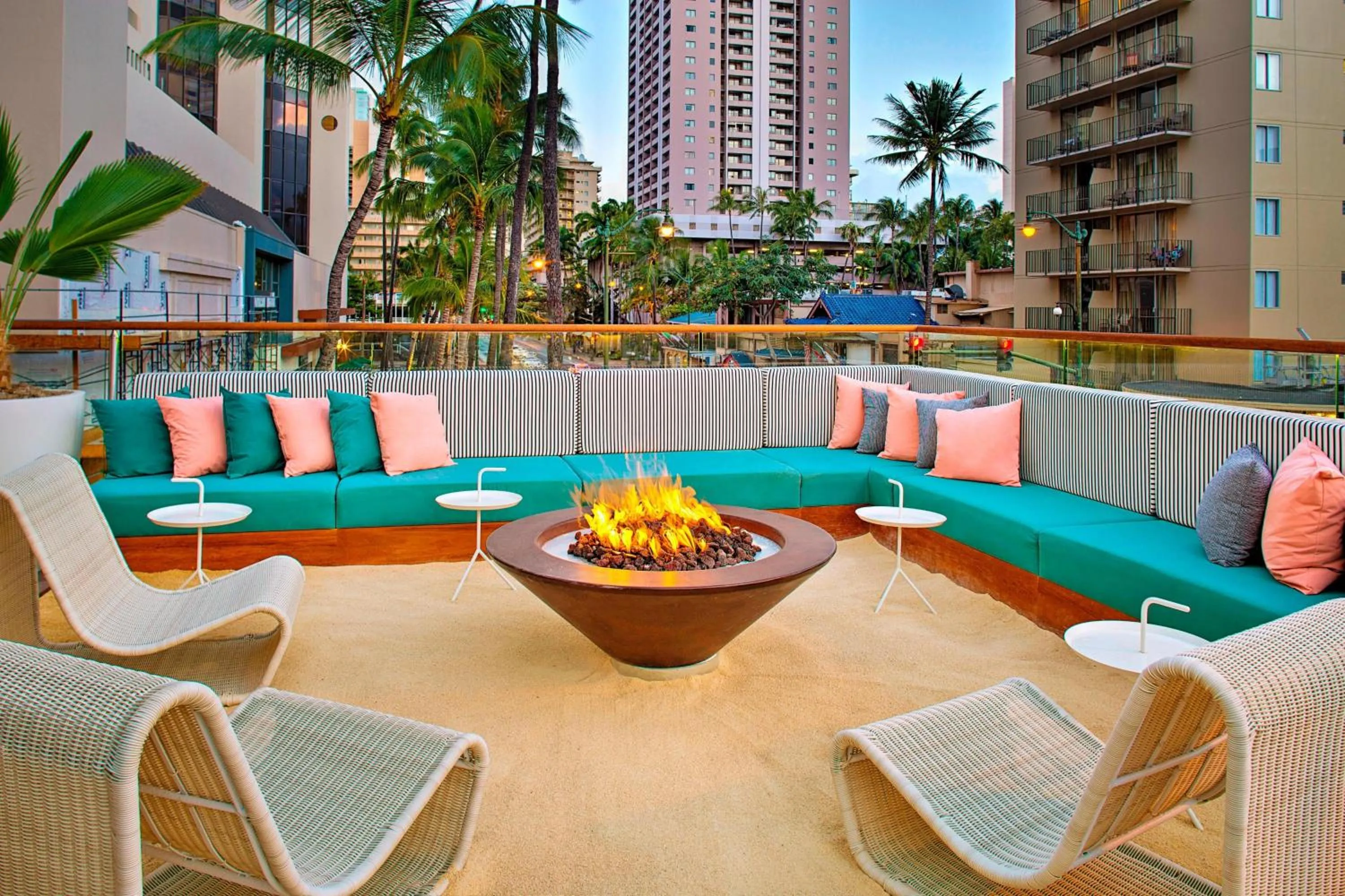 Restaurant/places to eat in The Laylow Waikiki, Autograph Collection