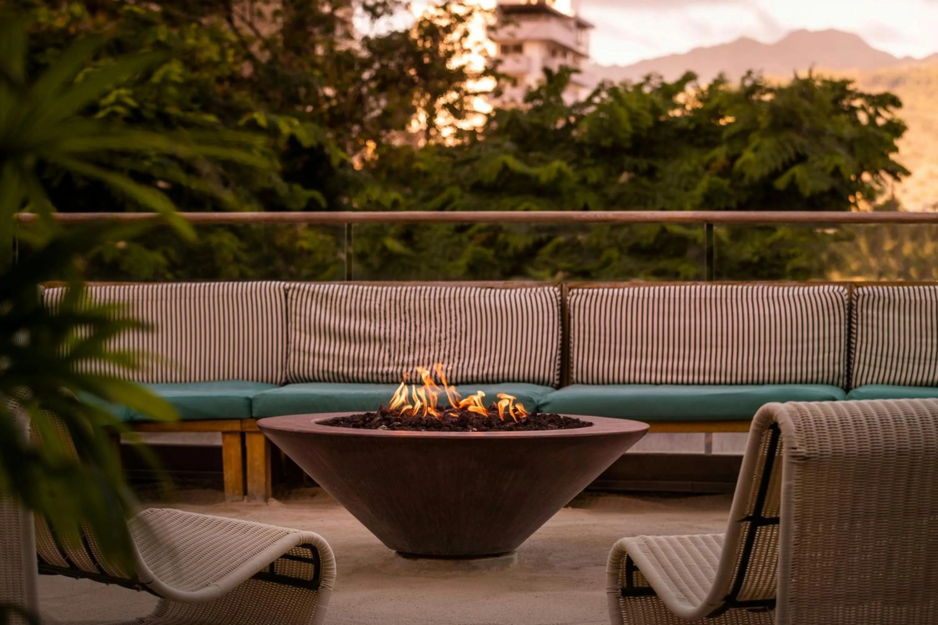 Restaurant/places to eat in The Laylow Waikiki, Autograph Collection